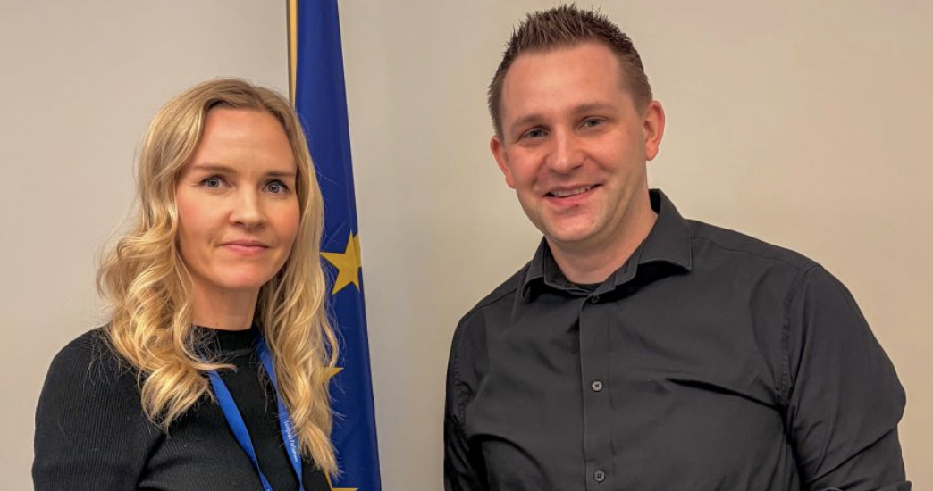 Dr. Aura Salla &