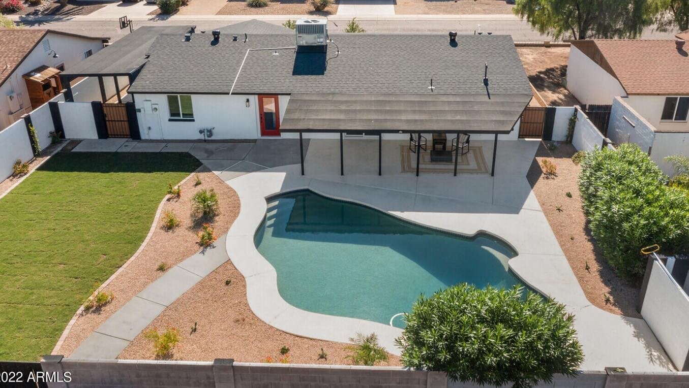 GREAT LOCATION 🌵NO HOA! 

Do you want a home that has a NEW ROOF, NEW AC &amp;&amp; NEW ELECTRICAL/ PLUMBING?!! Then this is the home for you! 🙌🏼🙌🏼🙌🏼

This stunning home sits 5 minutes from Paradise Valley and 5 minutes from Scottsdale. With t