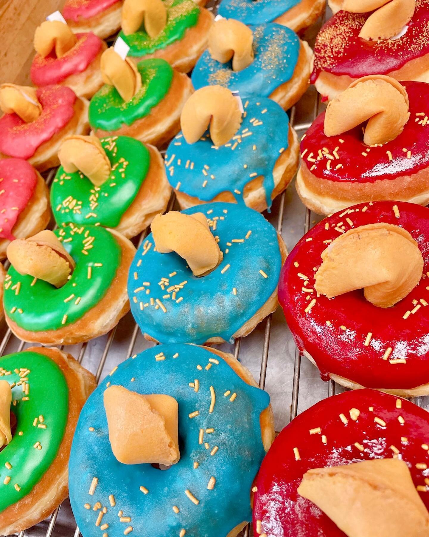 HAPPY LUNAR NEW YEARS! 🧧 Wishing all wealth, health, happiness, and abundance of donuts! Come pick up your Good Luck Fortune Donut today! 🥠🧧❤️
