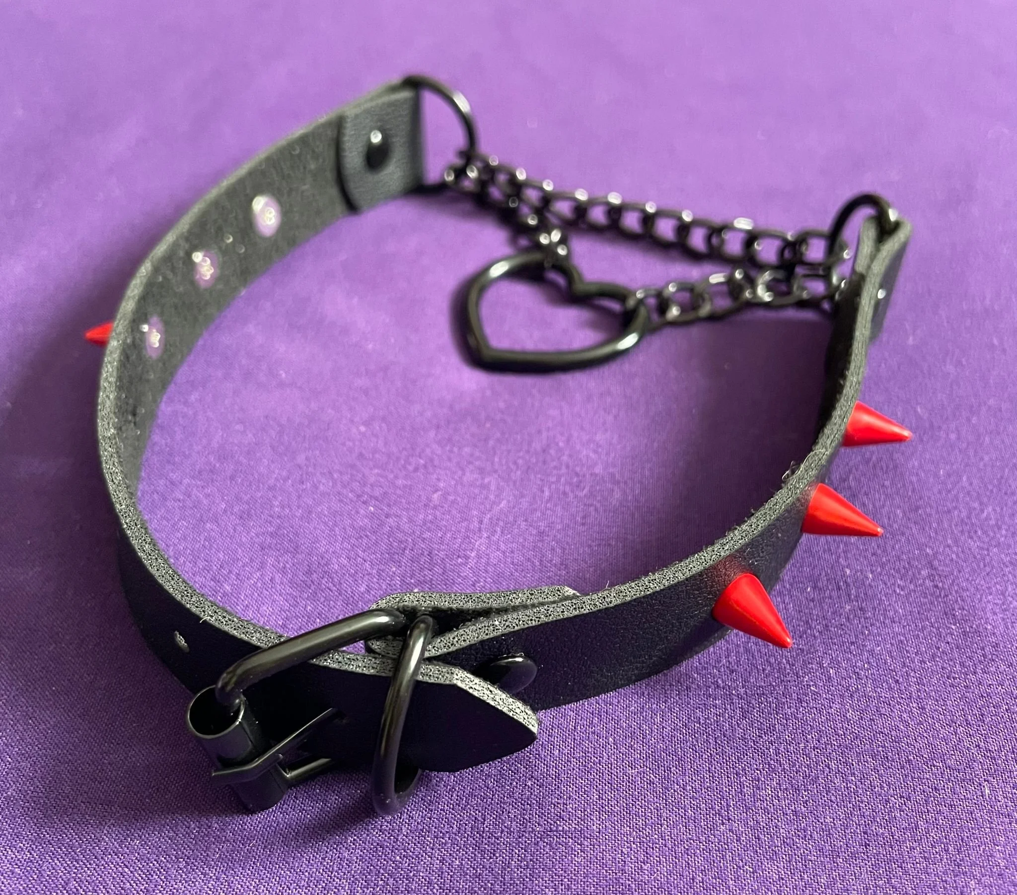 choker2C_black_heart_with_red_spikes_28229.jpeg