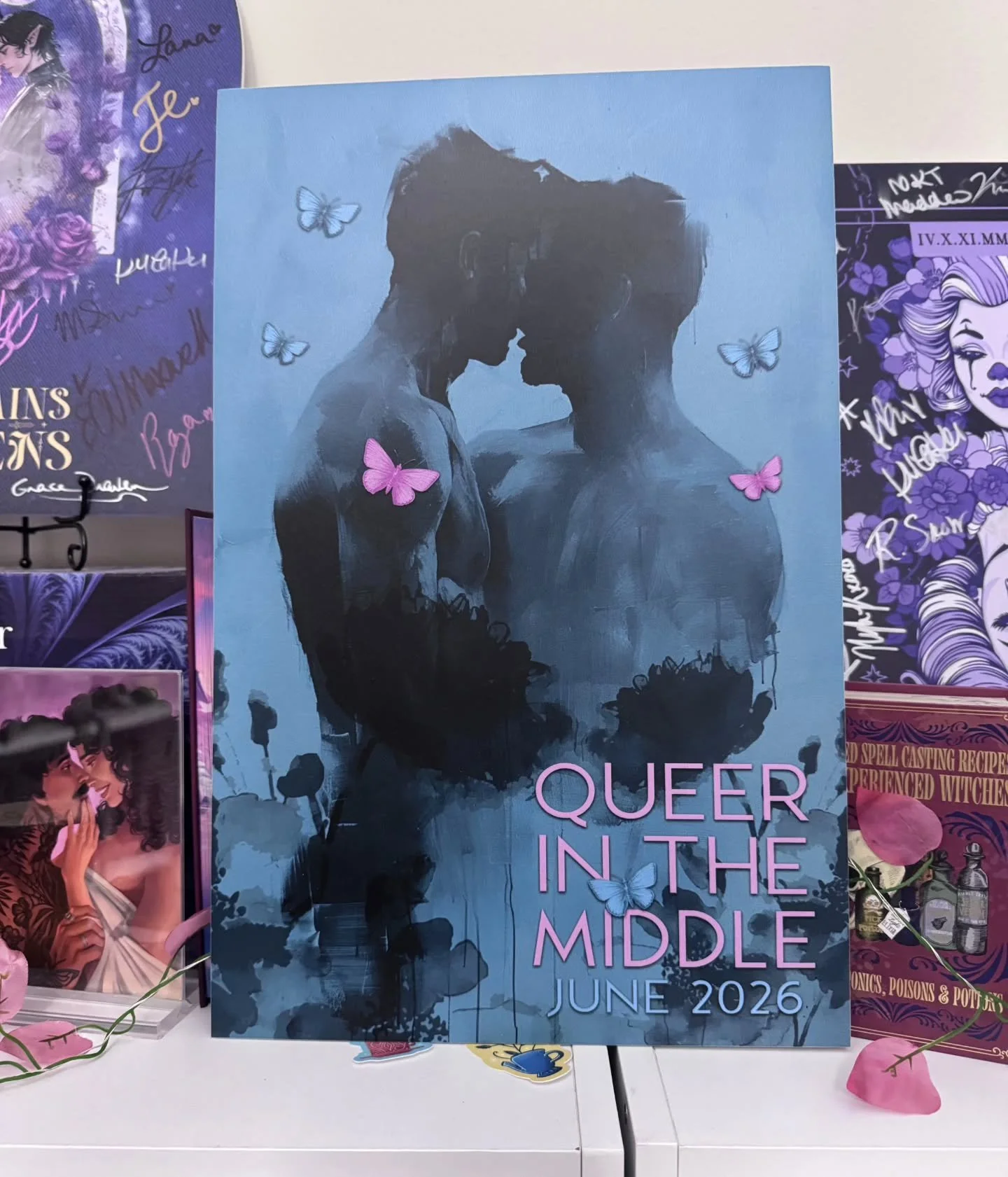😱 This signing board for my bestie @tarantulas.read.books came out gorgeous! Omg!! 😍
Is it June yet? @queerinthemiddlesigning

#booksigning #queerinthemiddle #bookevents #signingboards