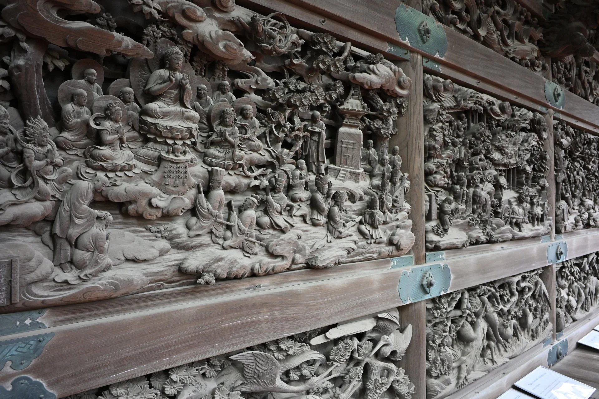 This is a space where you can thoroughly enjoy the three-dimensionality of the sculptures, the beauty of the zelkova wood grain, and the craftsmanship of the artisans of the time that is incorporated into the details.
These sculptures were completed 