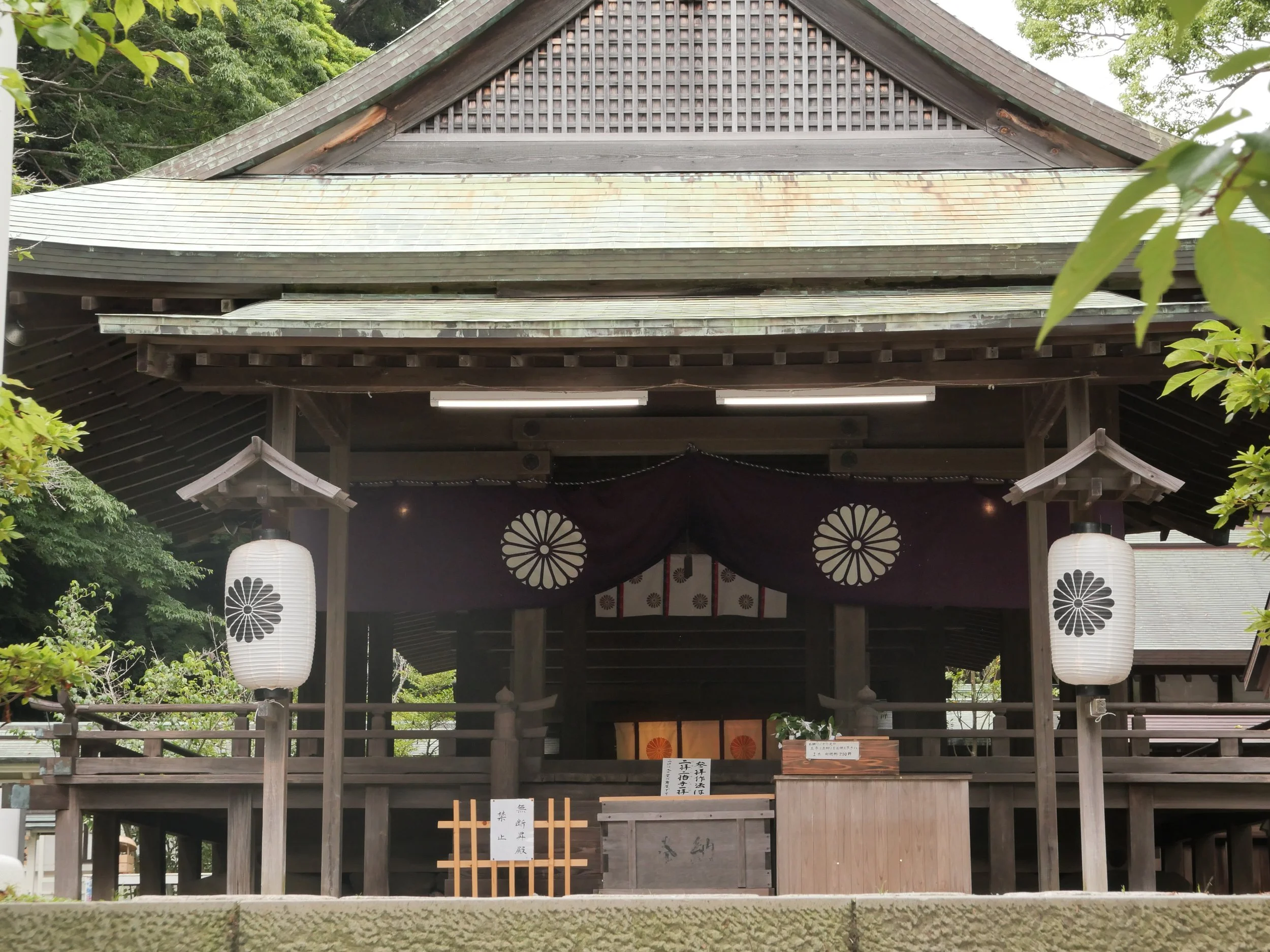 Kamakura-gū:I t was erected by Emperor Meiji in 1869 to enshrine the spirit of Prince Morinaga, who was imprisoned and later executed where the shrine now stands in 1335 by order of Ashikaga Tadayoshi. For this reason, the shrine is also known as Ōtō