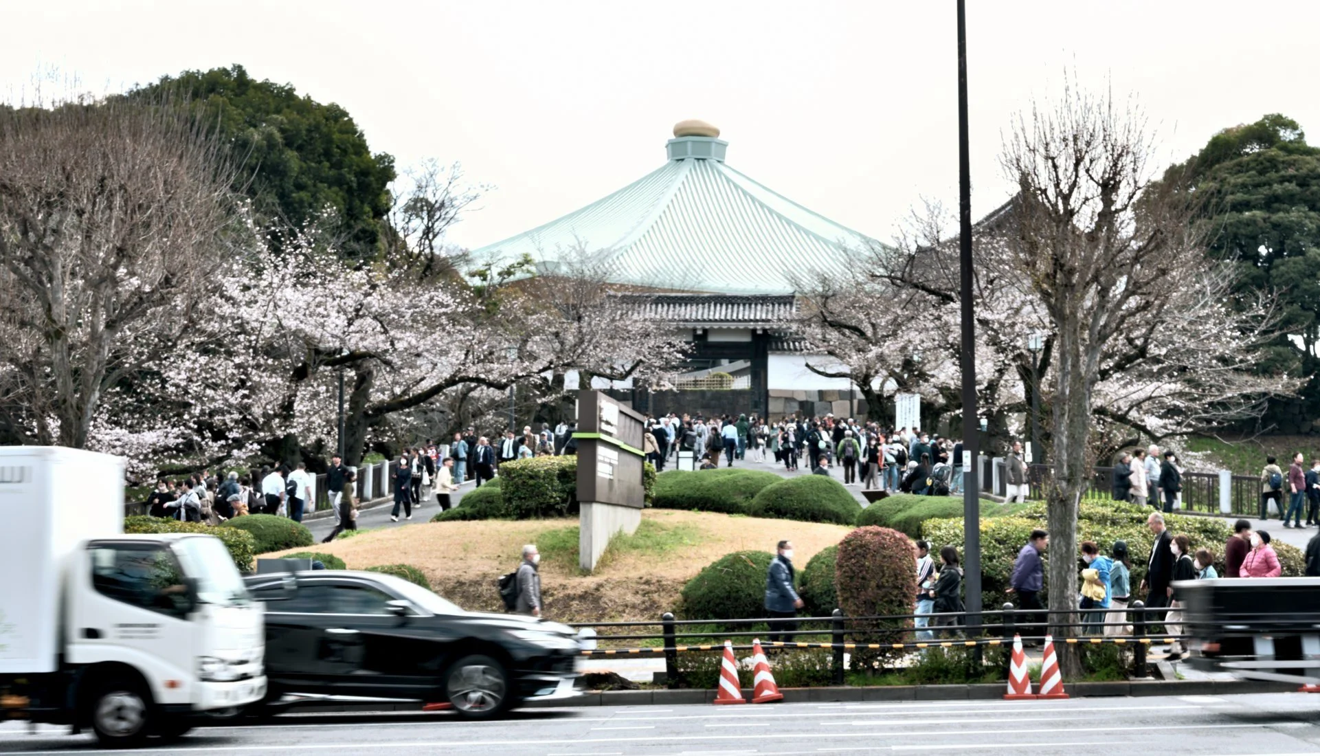 Now here’s an interesting spot (apologies for the super zoomed-in photo). For anyone who owns a copy of Deep Purple’s Made in Japan—featuring the legendary “Smoke on the Water”—this place might feel especially iconic.
Let’s rewind to August 1972. Thi