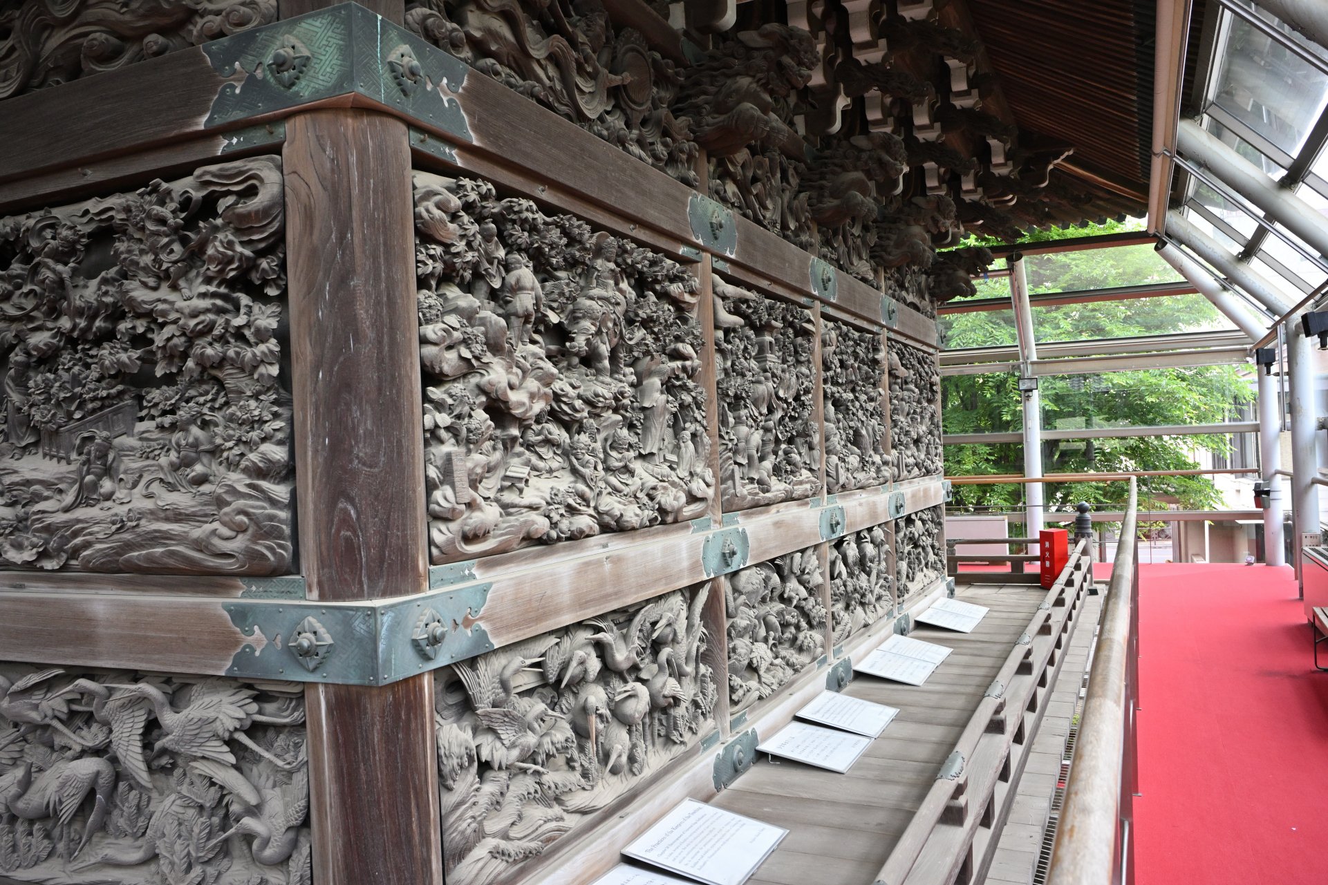 The Sculpture Gallery is a famous spot where you can appreciate the magnificent sculptures that are located on the outside of the Taishakudo Hall.The ten dome carvings, based on the Lotus Sutra, one of the Buddhist scriptures, were created by ten Miy