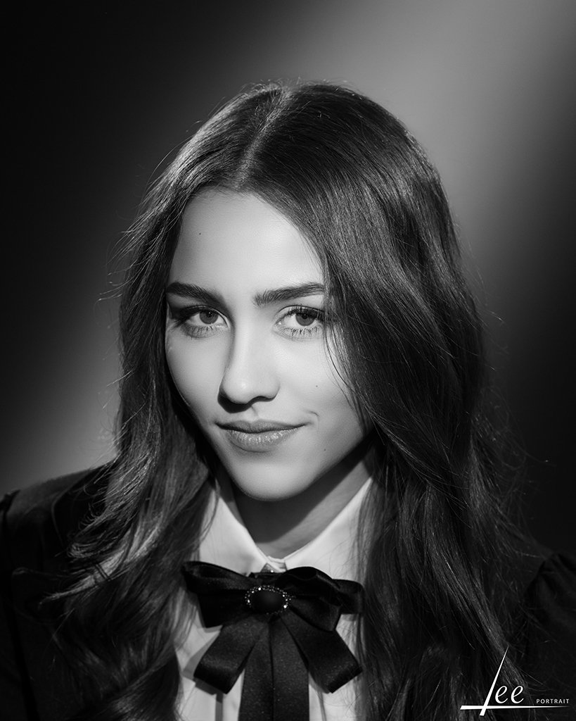 Černobílá portrétní fotografie Miss ČR