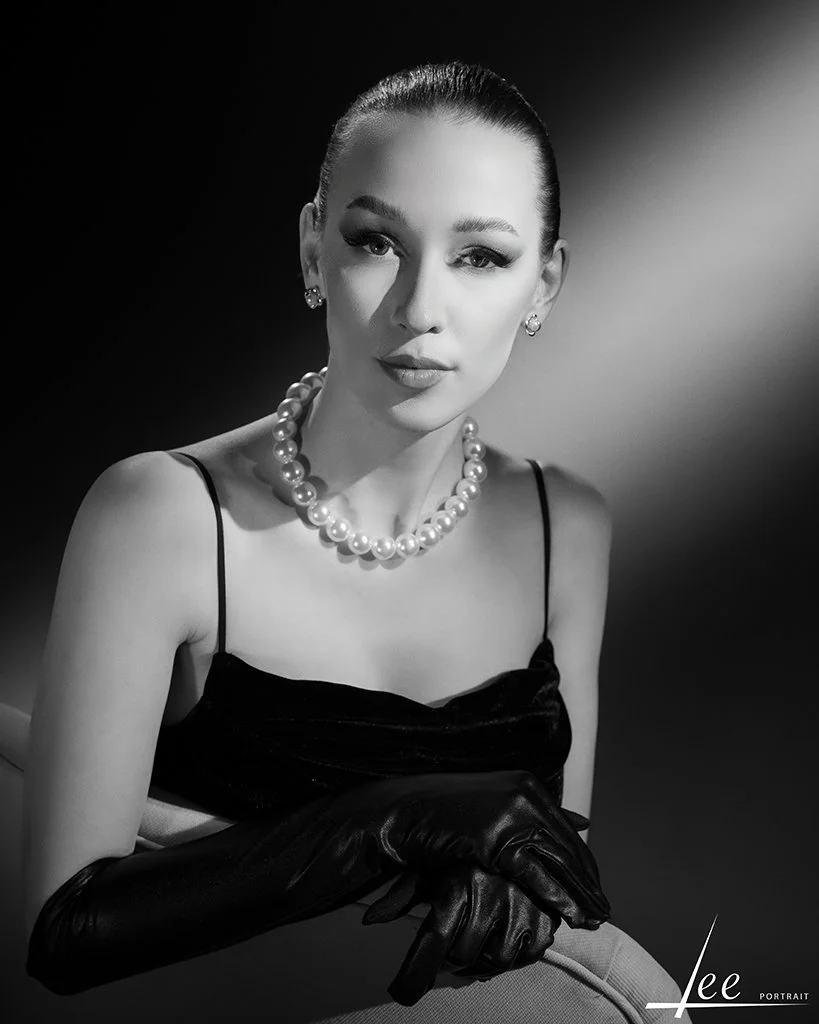 Černobílá portrétní fotografie ženy