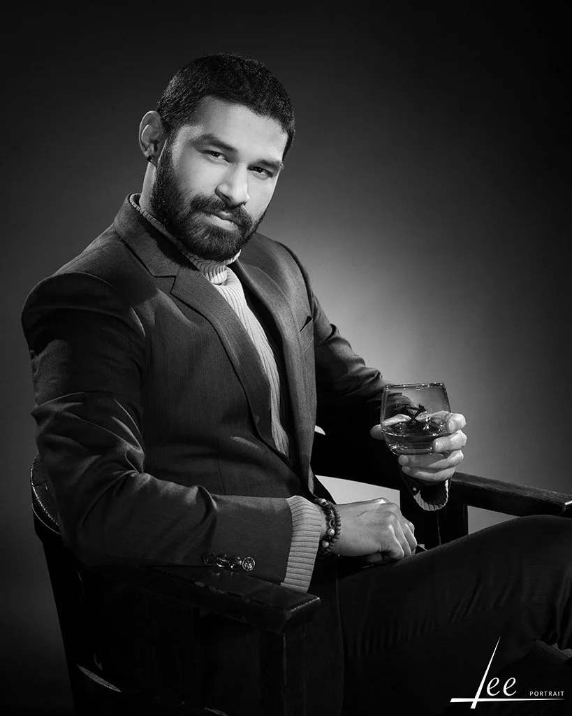 Černobílá portrétní fotografie herce