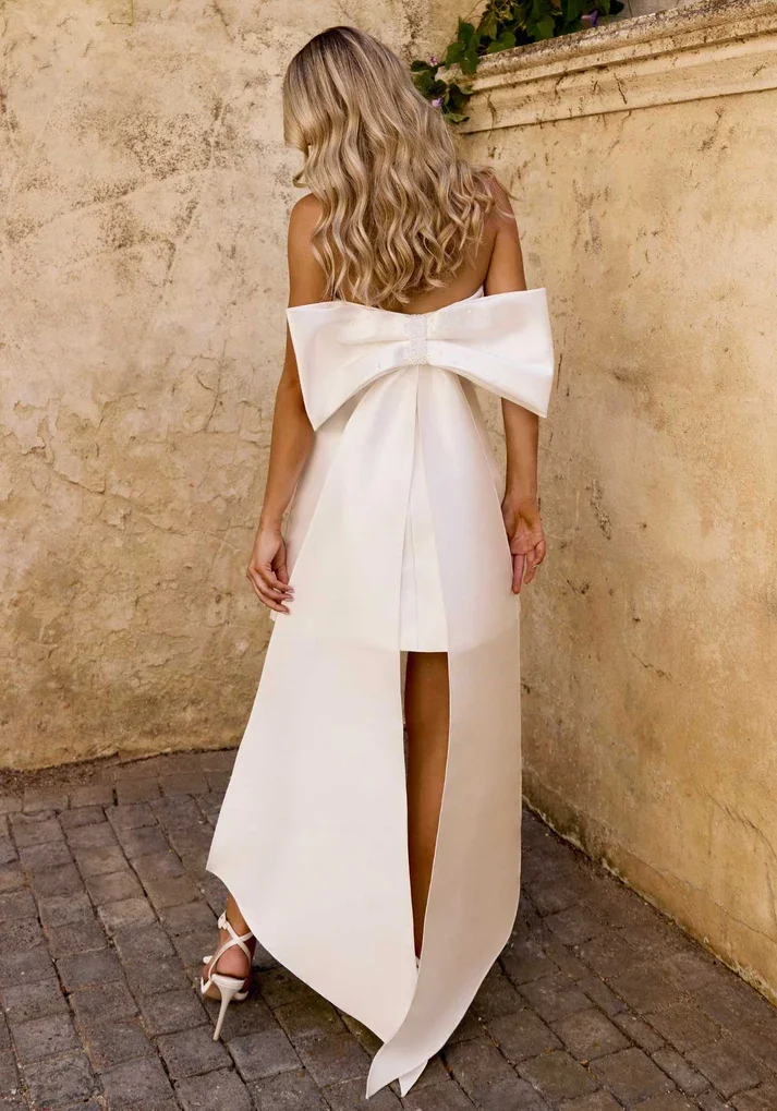 Detachable Bow and Straps.