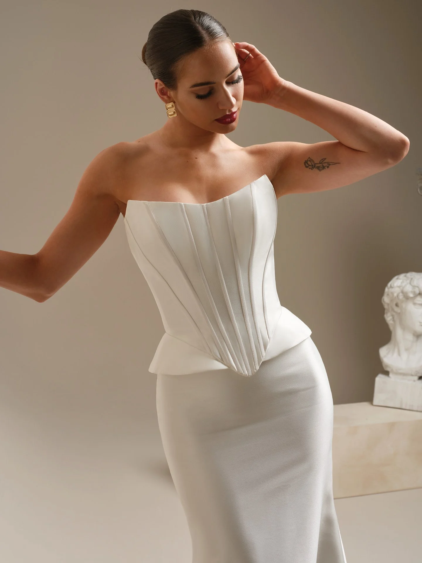 Strapless cat eye neckline, without lace trim