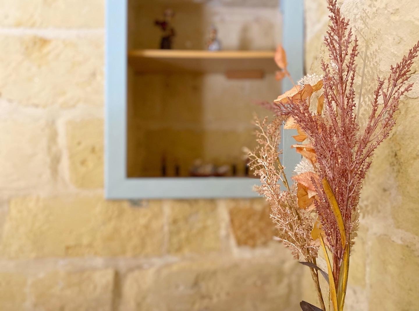 Sea room shelf and flowers.JPG