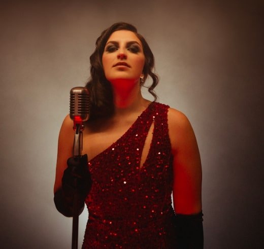 Pop Singer-Songwriter Carly Hanley Shares Her Single/Video “Ooh La La”
