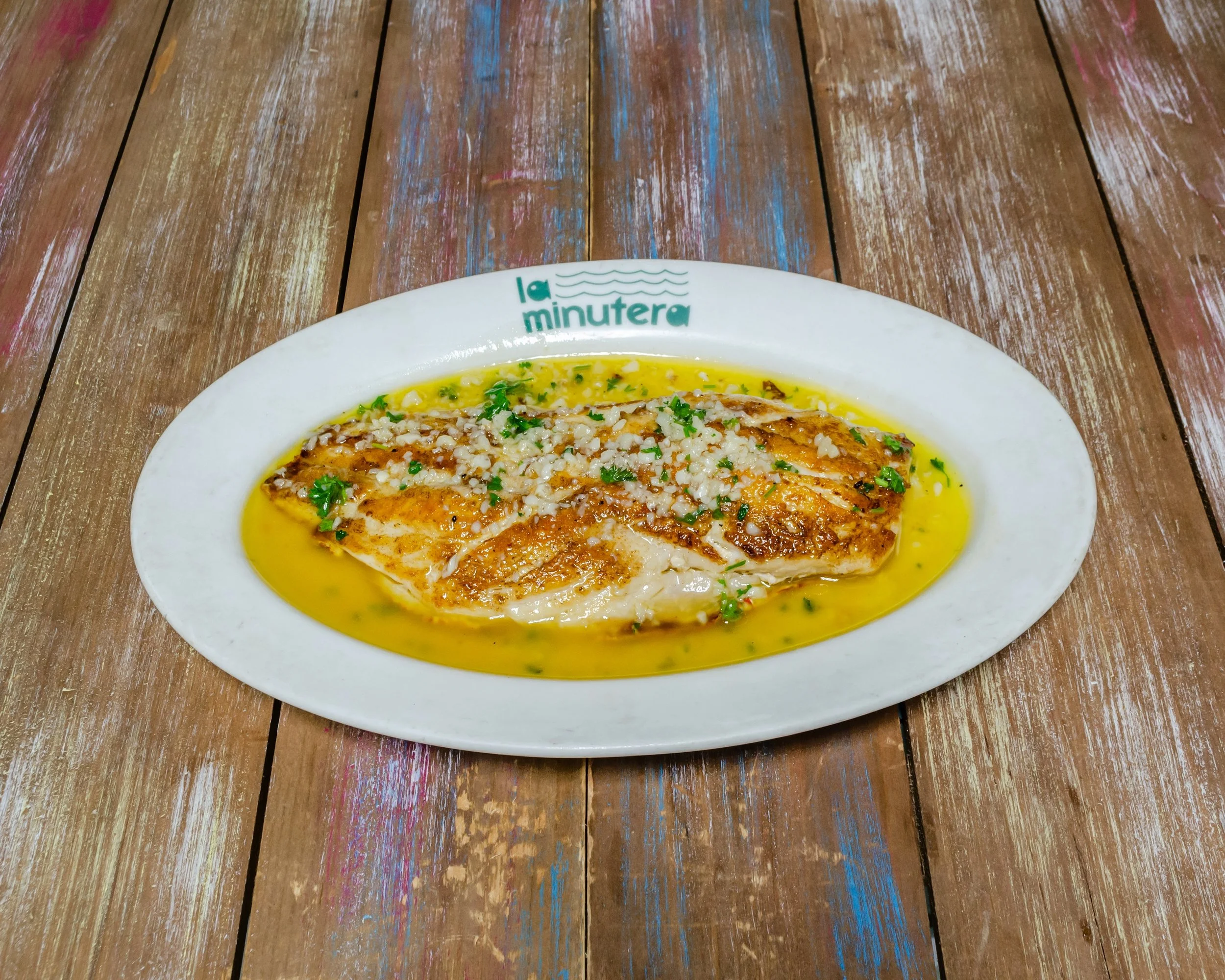 LaMinuteraSeafoodRestaurant_FiletePargoAlAjillo_2880x2304.JPG