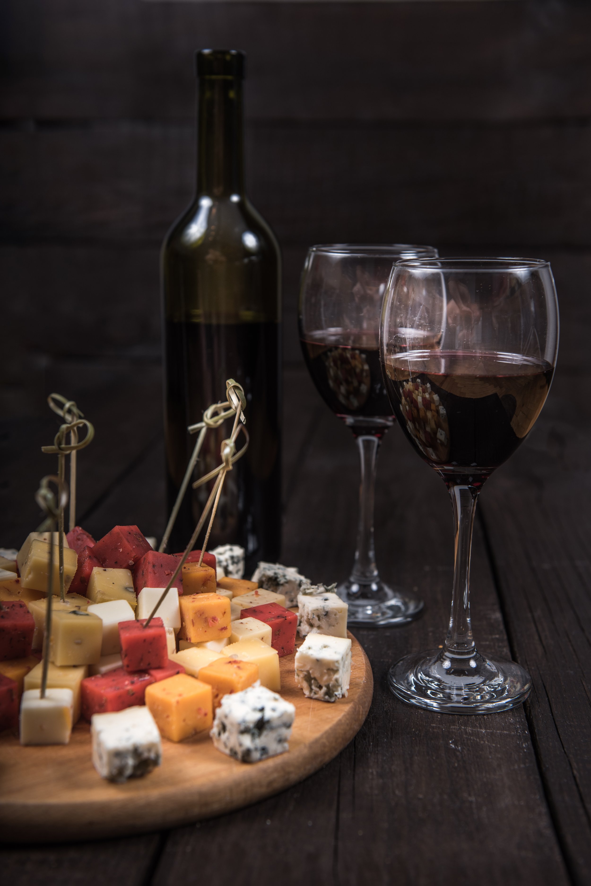 wine_bottle_beside_wine_glass-scopio-51f6f6f5-680b-458e-ada6-4a619934daaf.jpg