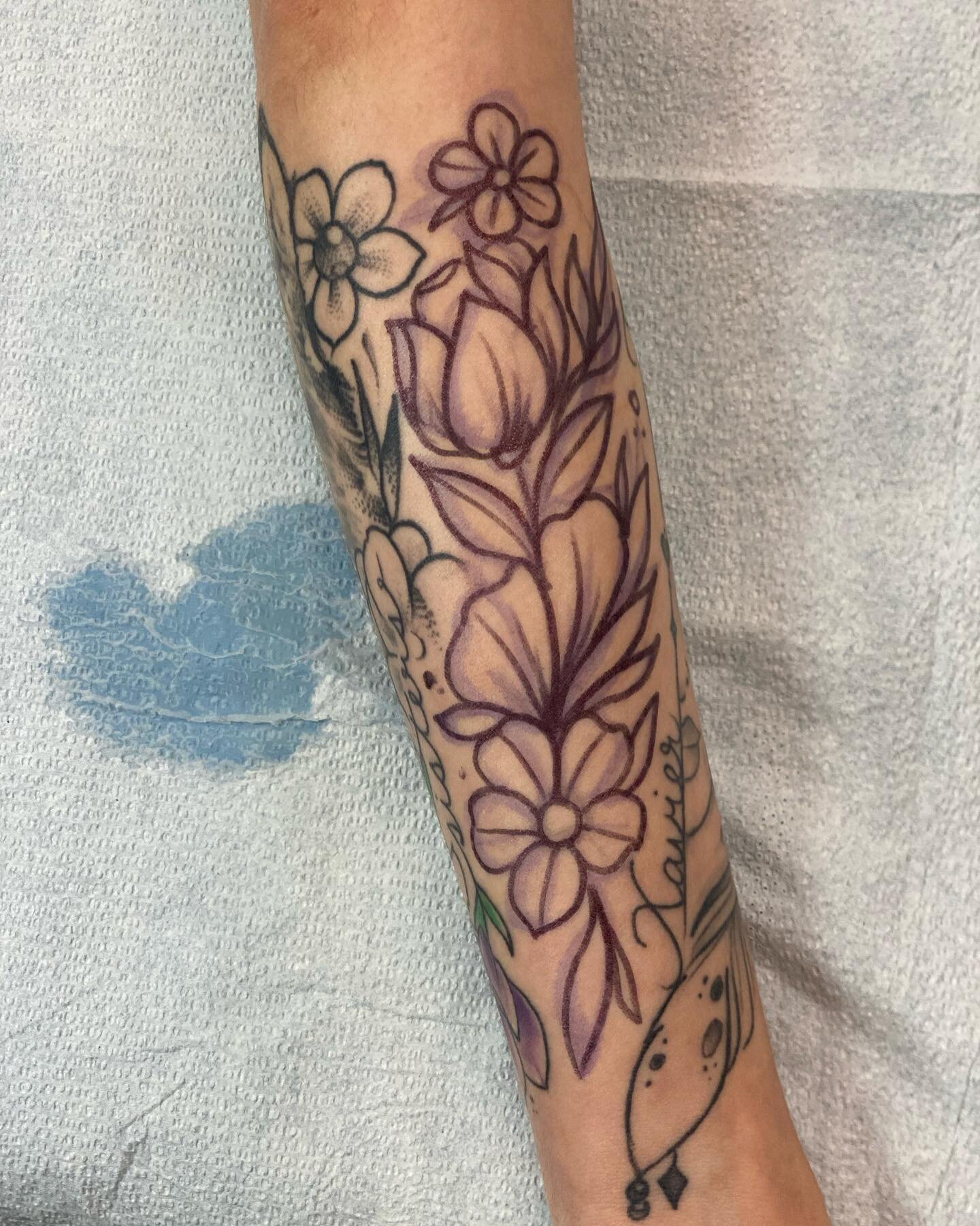 Love free handing flower to fill gaps !! #flowers #flowertattoo #gapfiller #inked #blackandgreytattoo #floraltattoo #tattoos #tattooed #tattoogirl #freehand #tattooartist #artist #mn #minnesota #minneapolis #burnsville