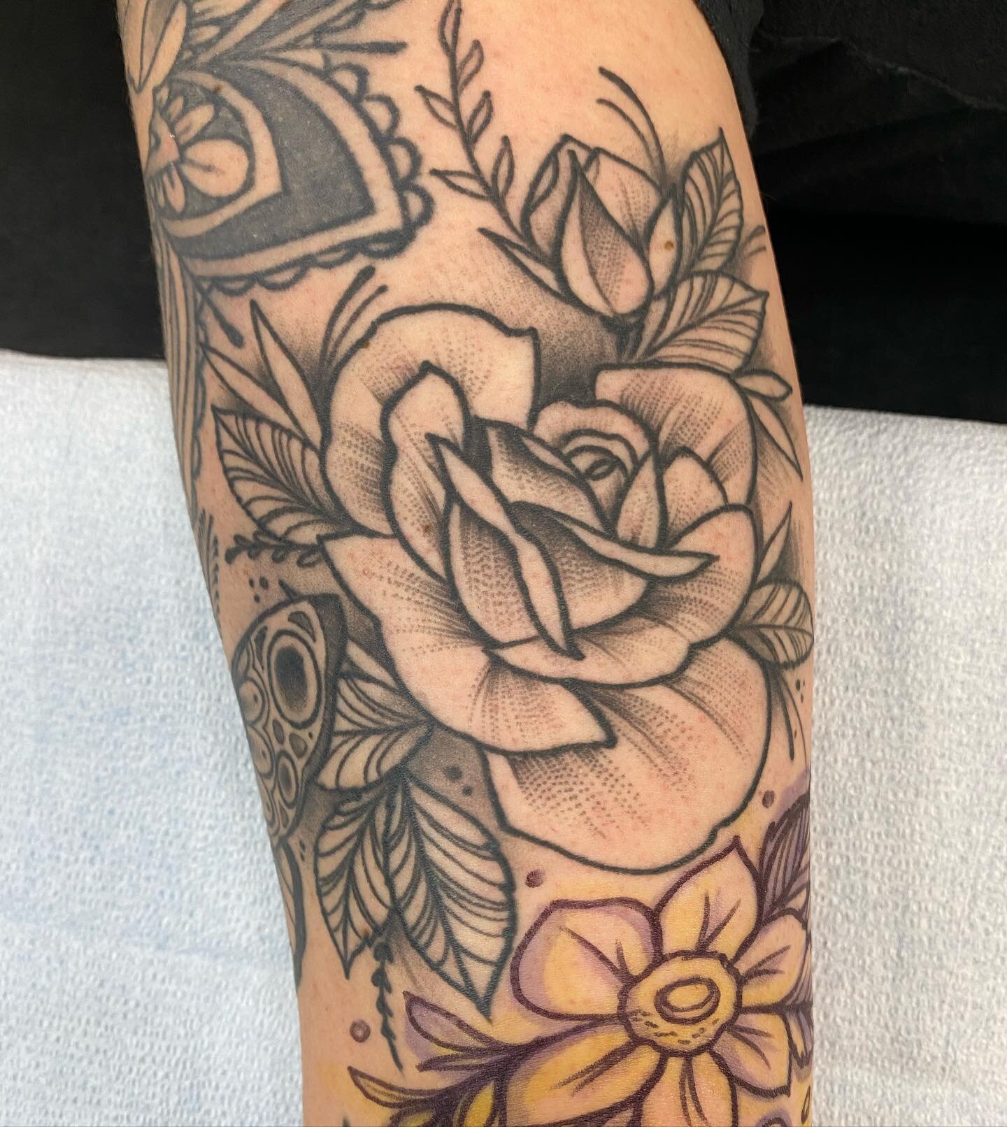 Healed floral #tattoo #floral #floraltattoo #tattoos #tattooed #blackandgreytattoo #minnesota #burnsville #minneapolis #art #tattooartist #artist #inked #mntattooers #mntattooartist #flowers #flowerstagram  #flowertattoo