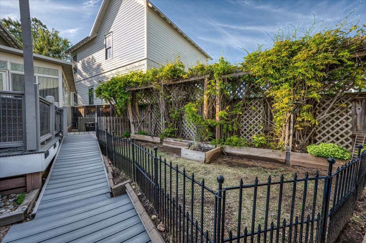 44-37 Firefly Lane-42.jpg