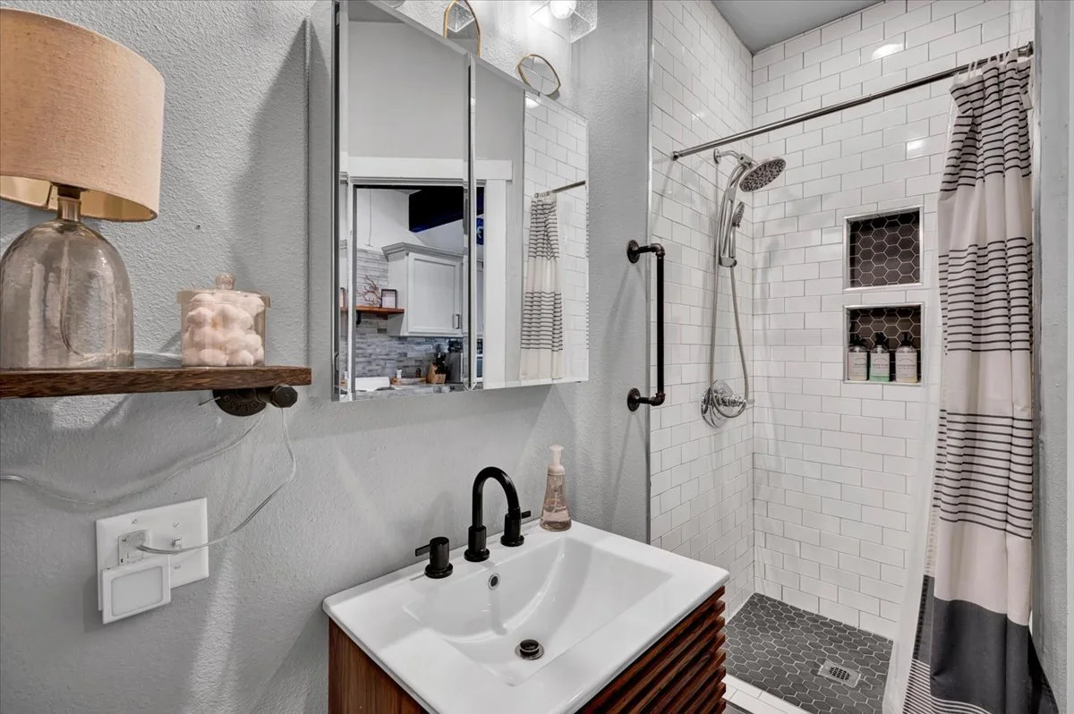 83-37 Firefly Lane-89.jpg