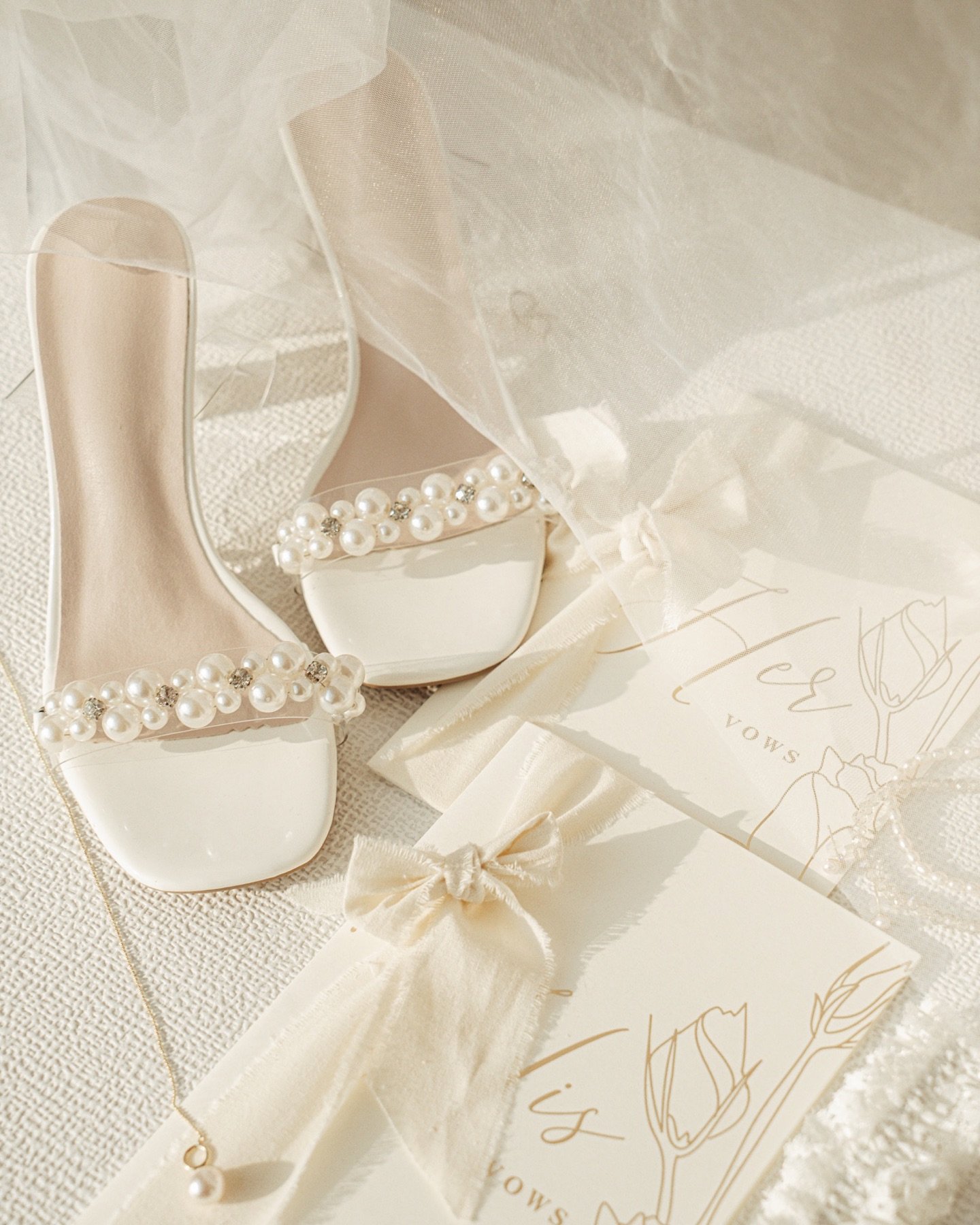 Morning of the bride 💛🕊️

#weddingdetails #weddingshoes #weddinginvitation #bride #beautifulmorning #specialmoments #weddingphotography #huwelijksfotografie #huwelijksfotograaf #liefdeinbeeld #trouwen