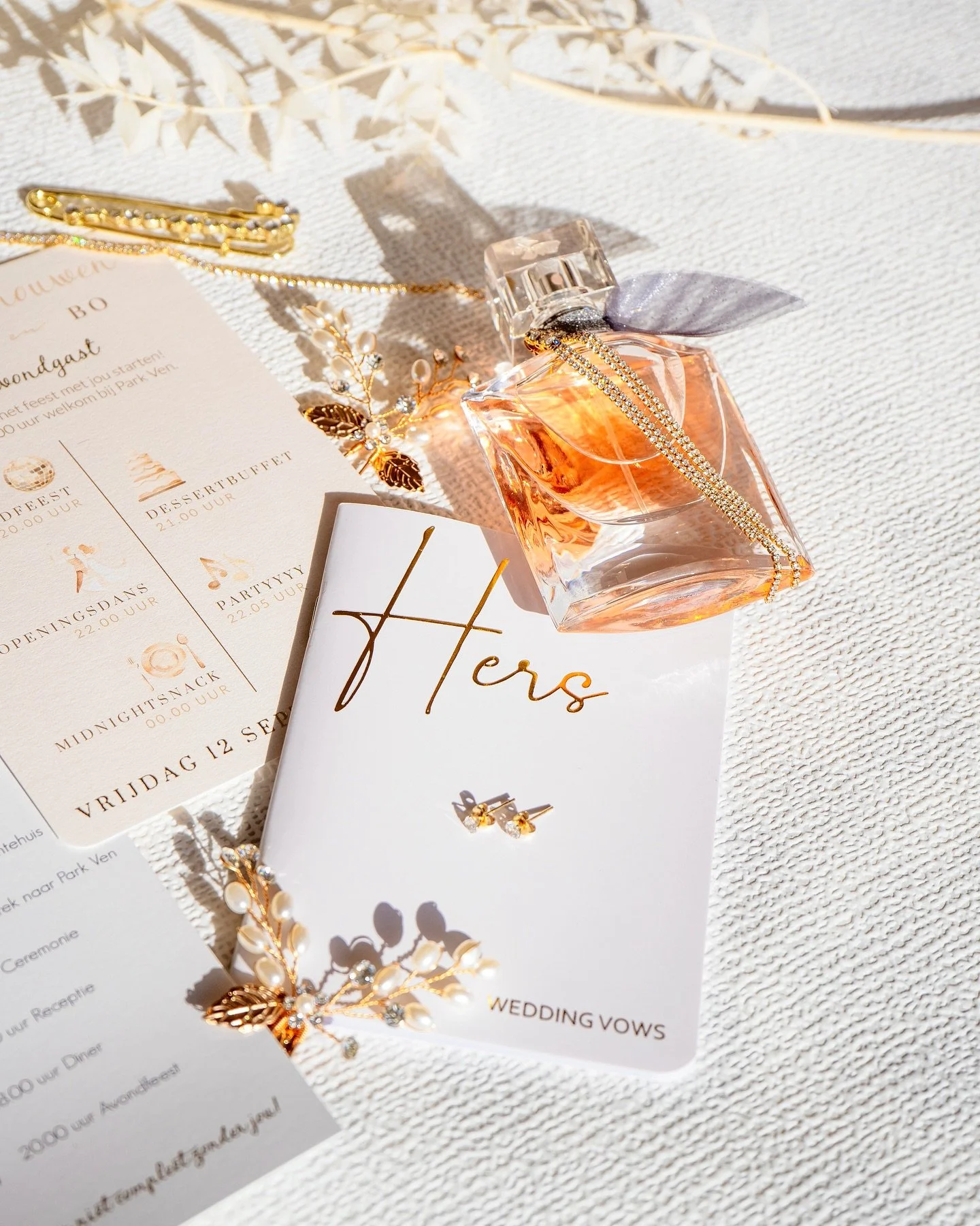 Beautiful details✨

Wij houden van de kleine details..
Wedding @vanessacastermans 

#weddingdetails #parfum #flatlayphotography #accesoires #huwelijksfotografie #littlethingsinlife #jewelry