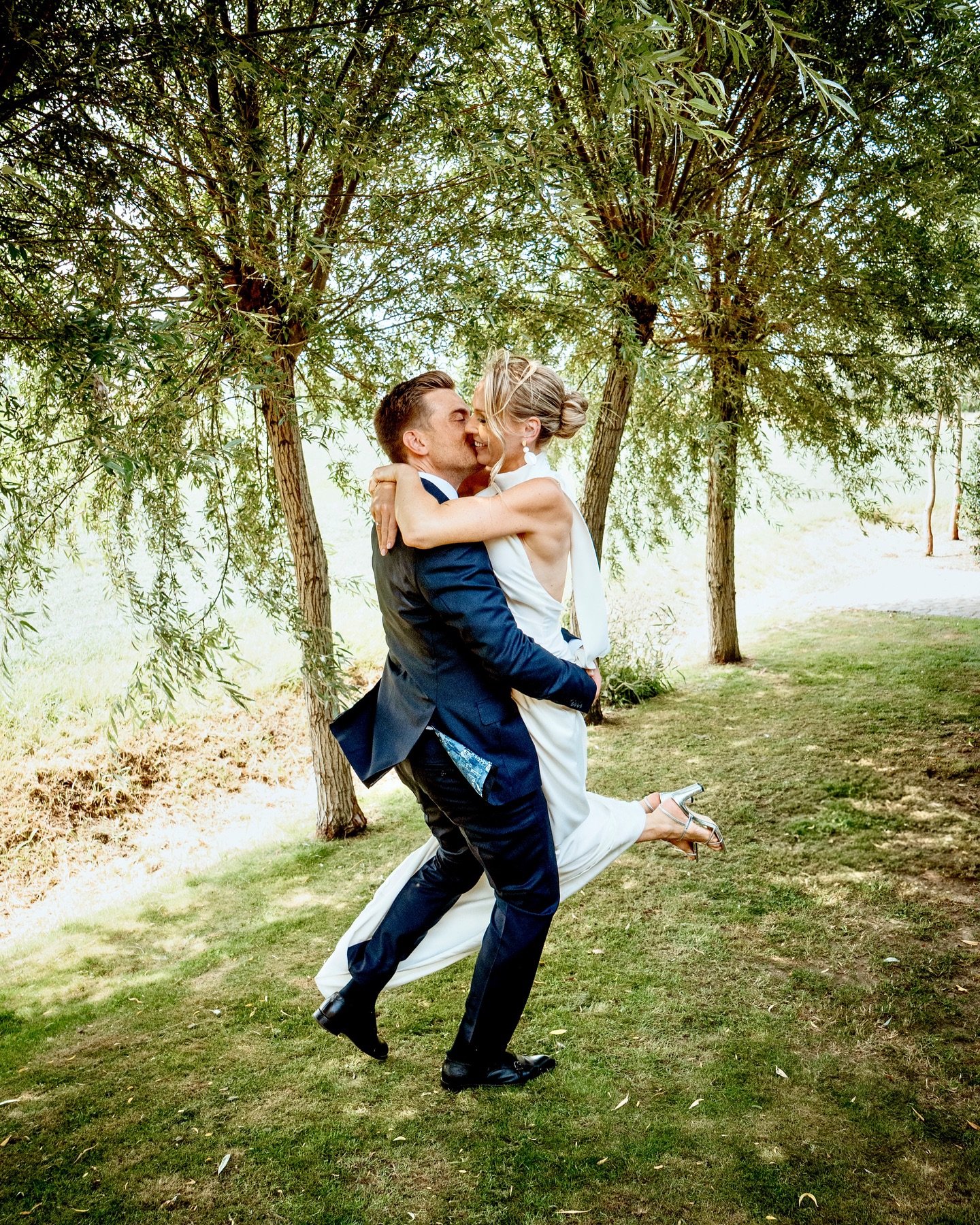 Julie &amp; Bryan 💍🧡

De dag van hun dromen bij het prachtige Hoeve Etienne @etienne_since1697 

Ze verbleven er het hele weekend samen met hun familie en vrienden &amp; wat genoten ze ervan om even weg te zijn van de buitenwereld. Even alleen elka