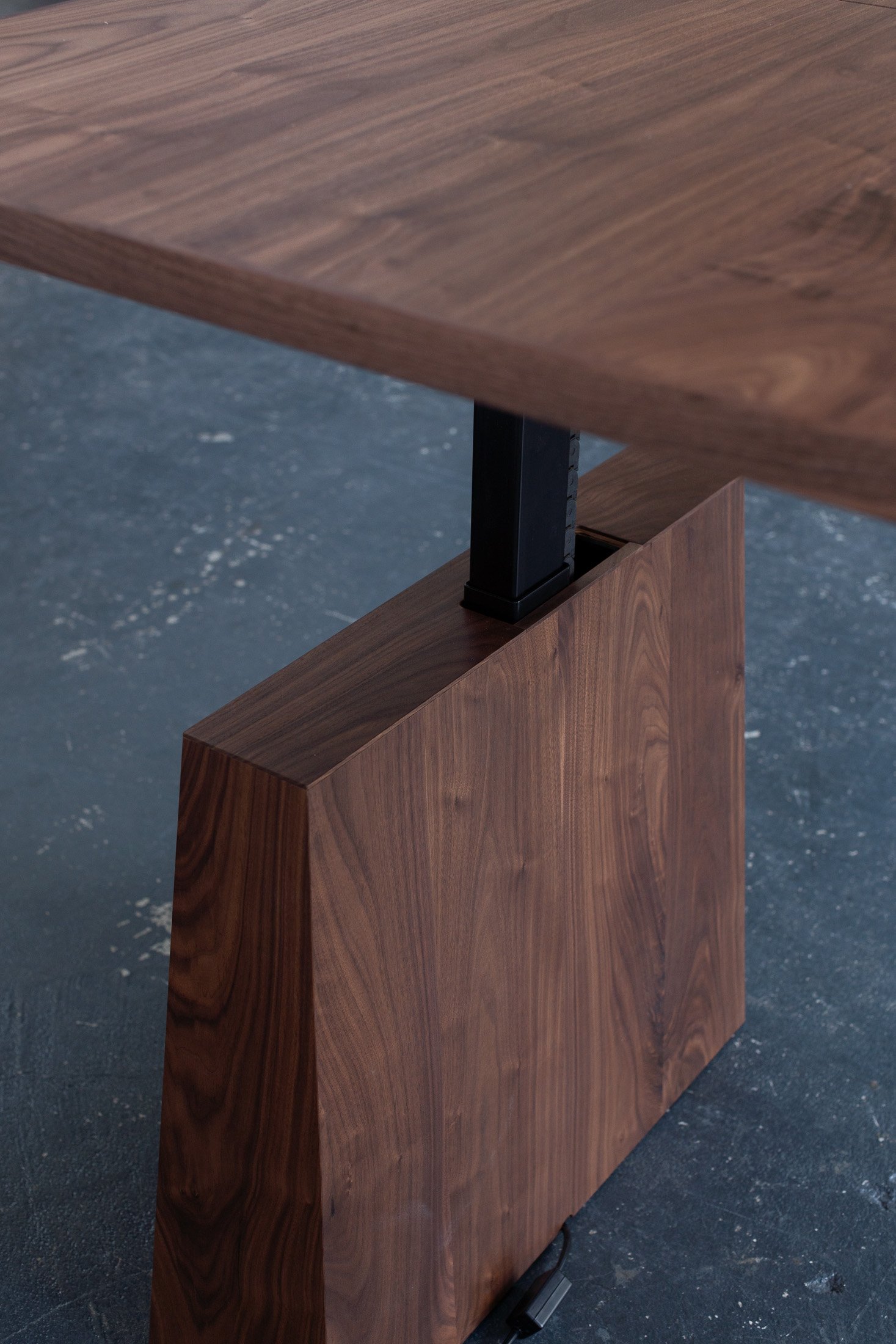 MadeStudio_Linak_0730b_WalnutStandingDesk-09921.jpg