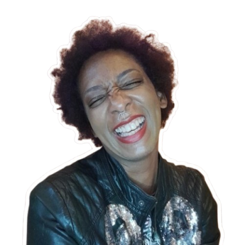 Une femme avec des cheveux bouclés courts, souriant largement avec les yeux fermés, portant une veste en cuir noire avec des motifs brillants.