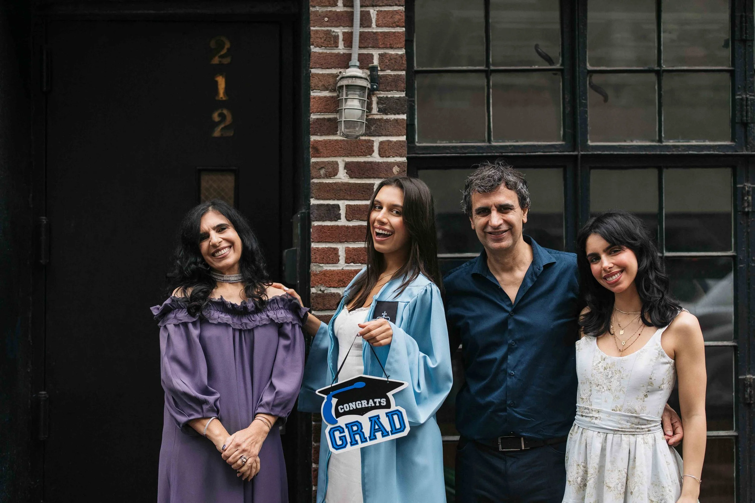 Paula Fernandez Family Grad Photos_510.jpg