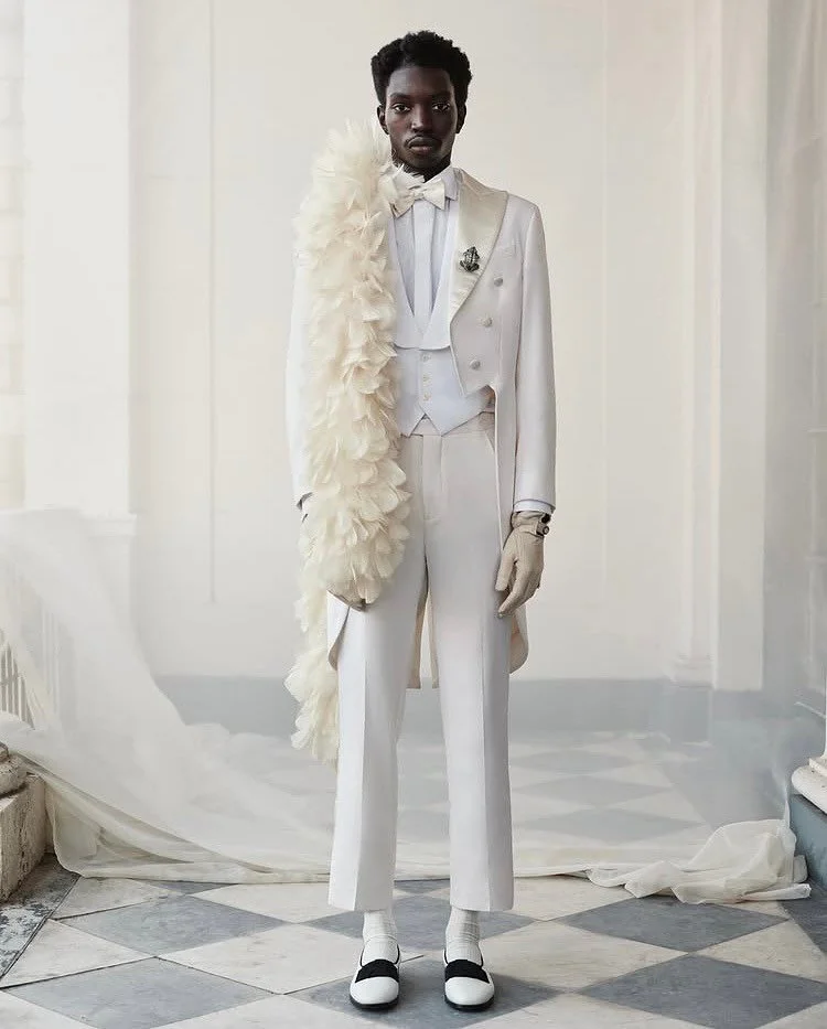 Feather boas have a rich history rooted in both fashion and performance art. They&rsquo;ve been used for adornment since at least the 18th century, becoming a popular fashion accessory and stage prop in the 19th and 20th centuries.

In ancient cultur
