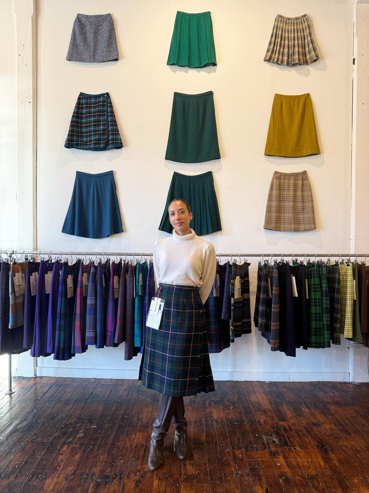 Scenes from my visit to the 𝘞𝘰𝘰𝘭 𝘚𝘬𝘪𝘳𝘵𝘴 exhibition several weeks ago. A visit that quietly inspired me to reflect on how I think about collecting, and ultimately led to my latest Substack post, &ldquo;The Art of Collecting: Wearing the Arch