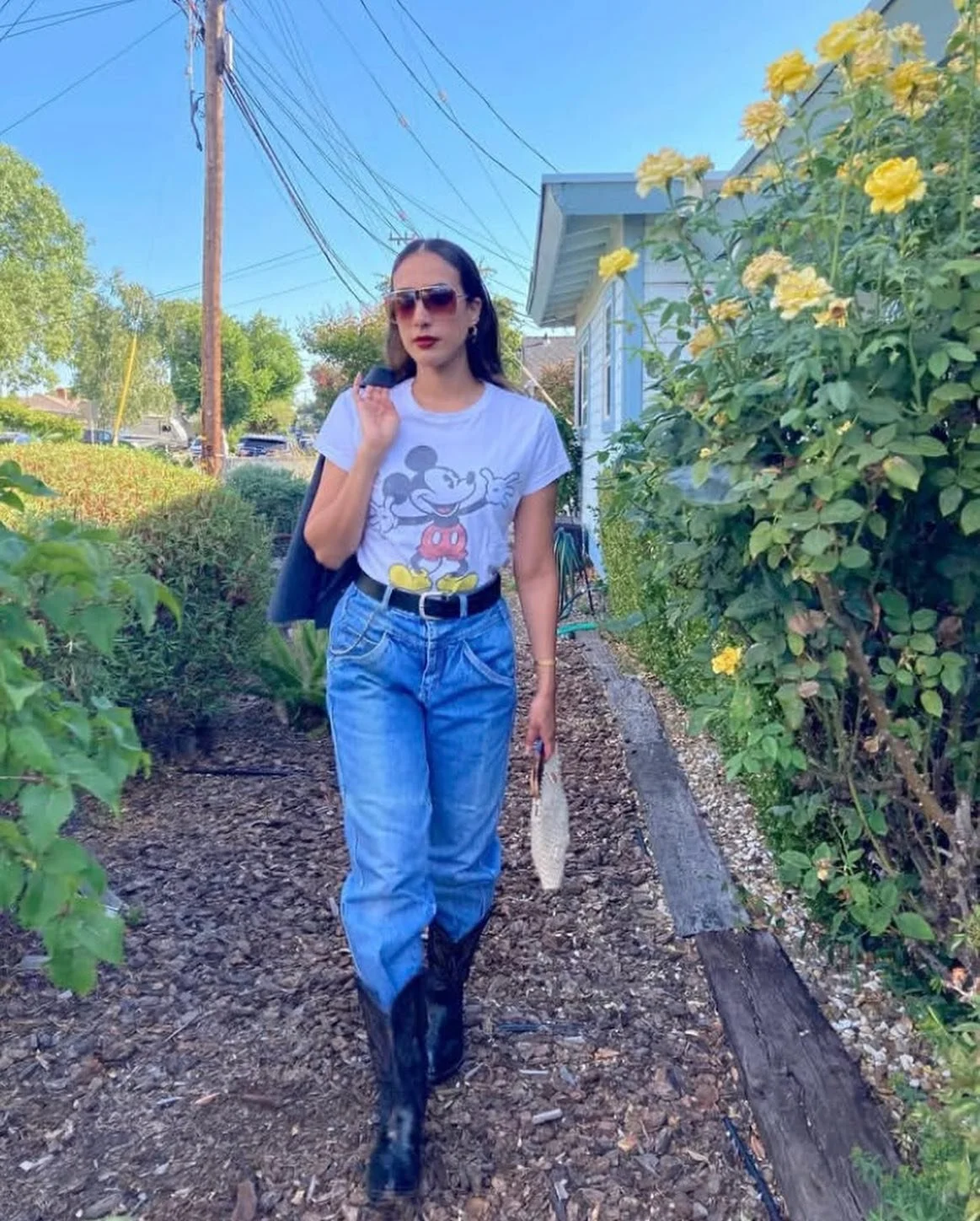 *American Generations* 🇺🇸

Getting dressed is an intimate experience with oneself. A vulnerable state for the human body as we unveil or layer garments, getting dressed for the public space. A central element of building one&rsquo;s identity. In co