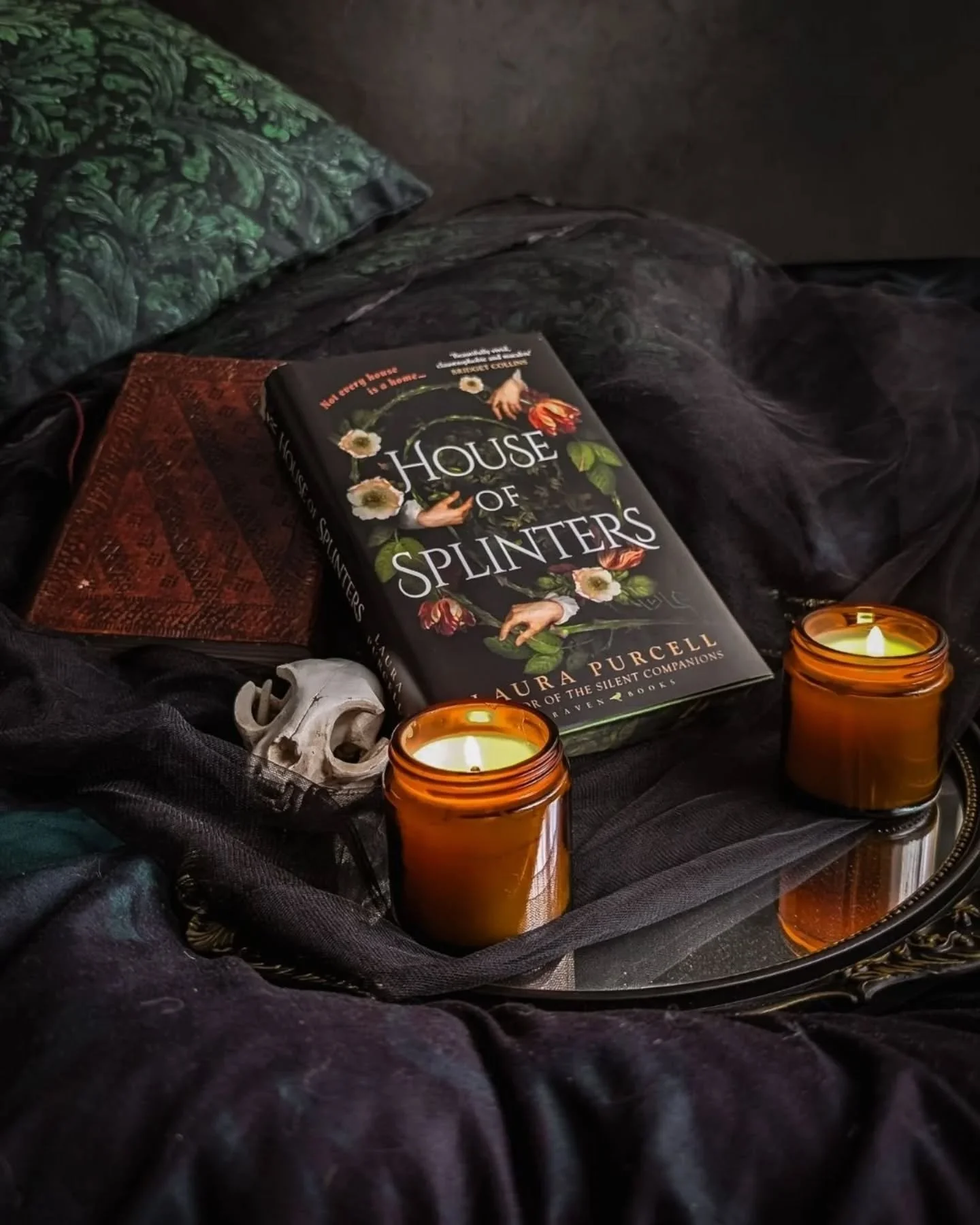 House of Splinters - Laura Purcell ⭐⭐⭐✨ 3.5/5&nbsp; 
🤔 Same house. Same villain. Same SPOILERS?! 🧐

Beautifully written, Gothic, Haunting Vibes, deeply unsettling = Gothic horror Bookstagram heaven 🖤&nbsp;

But after The Silent Companions, this bo