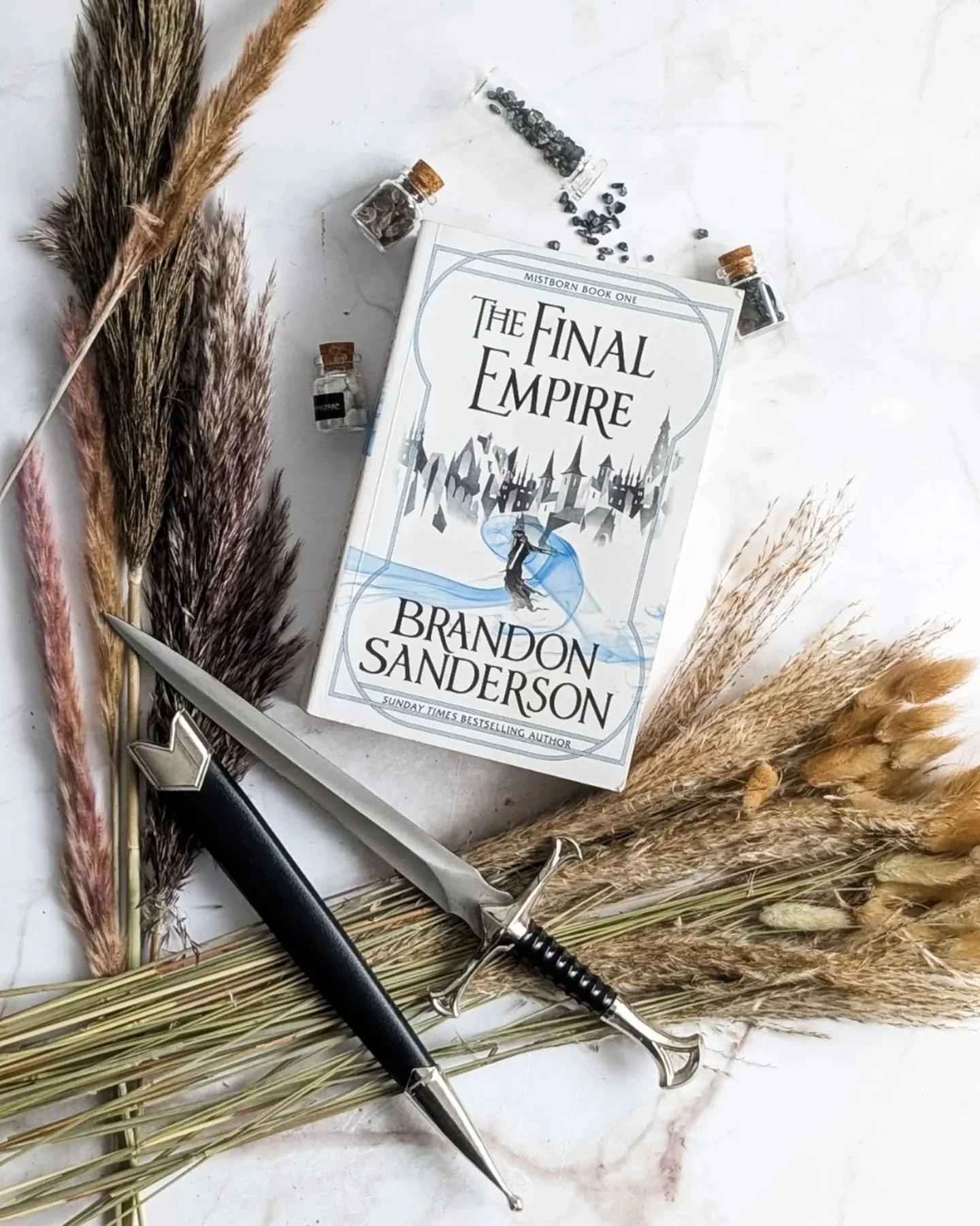 The Final Empire &ndash; Brandon Sanderson 
4.75⭐ Multiple POVs, dense action, perfect amount of sarcastic sass 🤌🏻 

I won't lie - starting this book was a bit slow, but it's always the case with fantasy books, isn't it? Yet once you figure out who