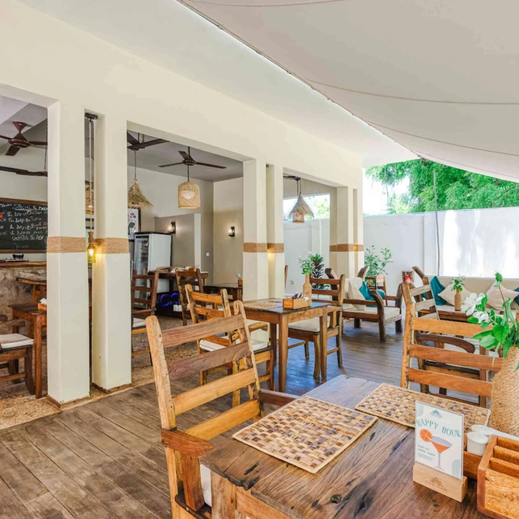 Restaurant im Clove Island Makunduchi auf Sansibar.jpg