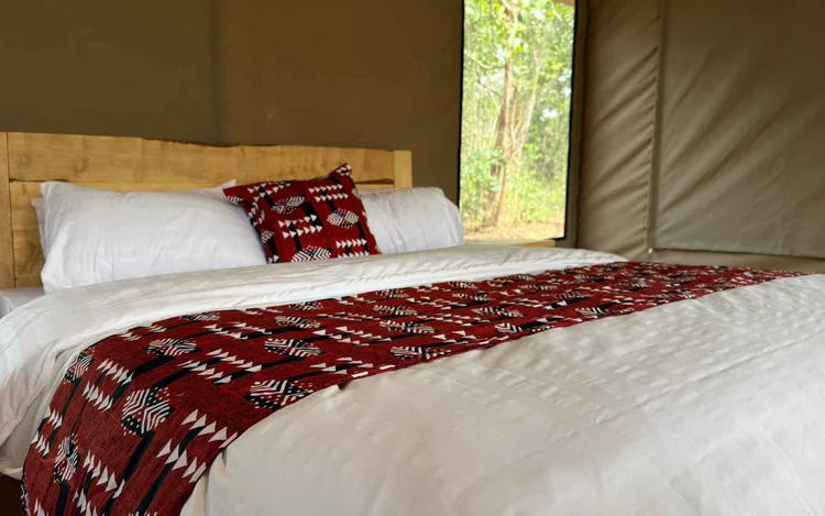 Kingsize-Bett im Gästezelt des Kijani Camp