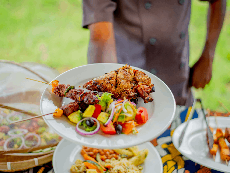 Bush Lunch: Mittagessen mitten in der Serengeti