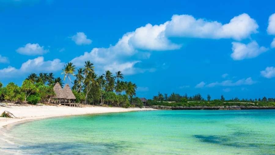Strand und Villa des Clove Island Villas & Spa auf Sansibar
