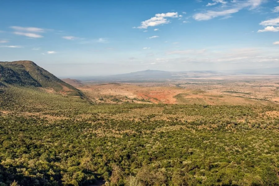 Steilwand des Rift Valley am Lake Manyara