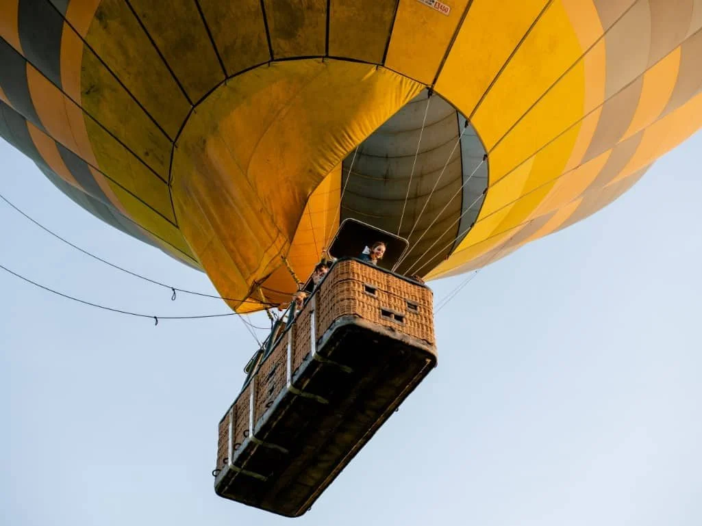 Blick von unten auf den ballon auf Safari
