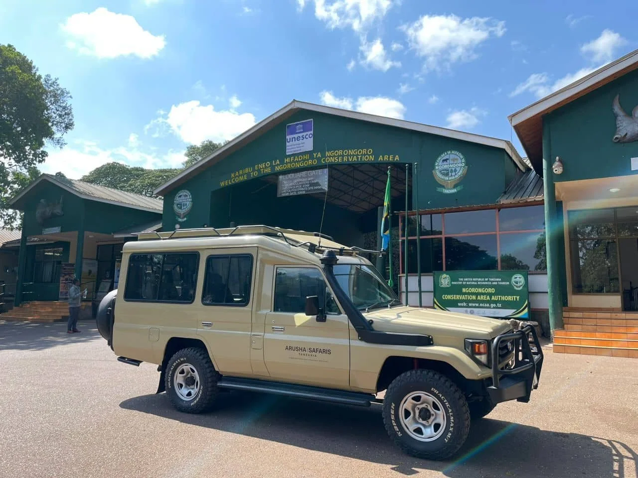 Safari Jeep vor dem Ngorongoro Gate in Tanzania