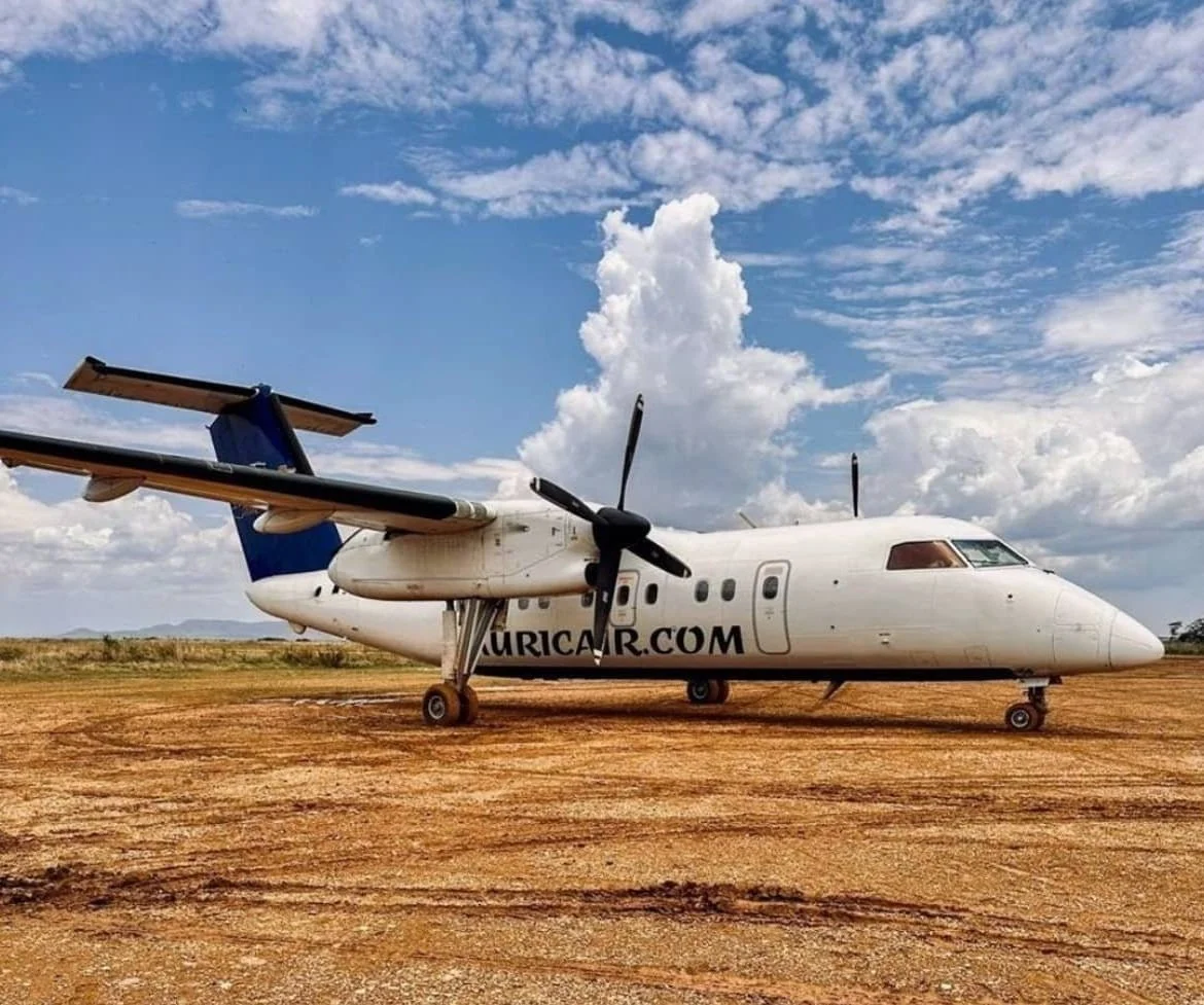 Kleinflugzeug auf einer Buschpiste in der Serengeti