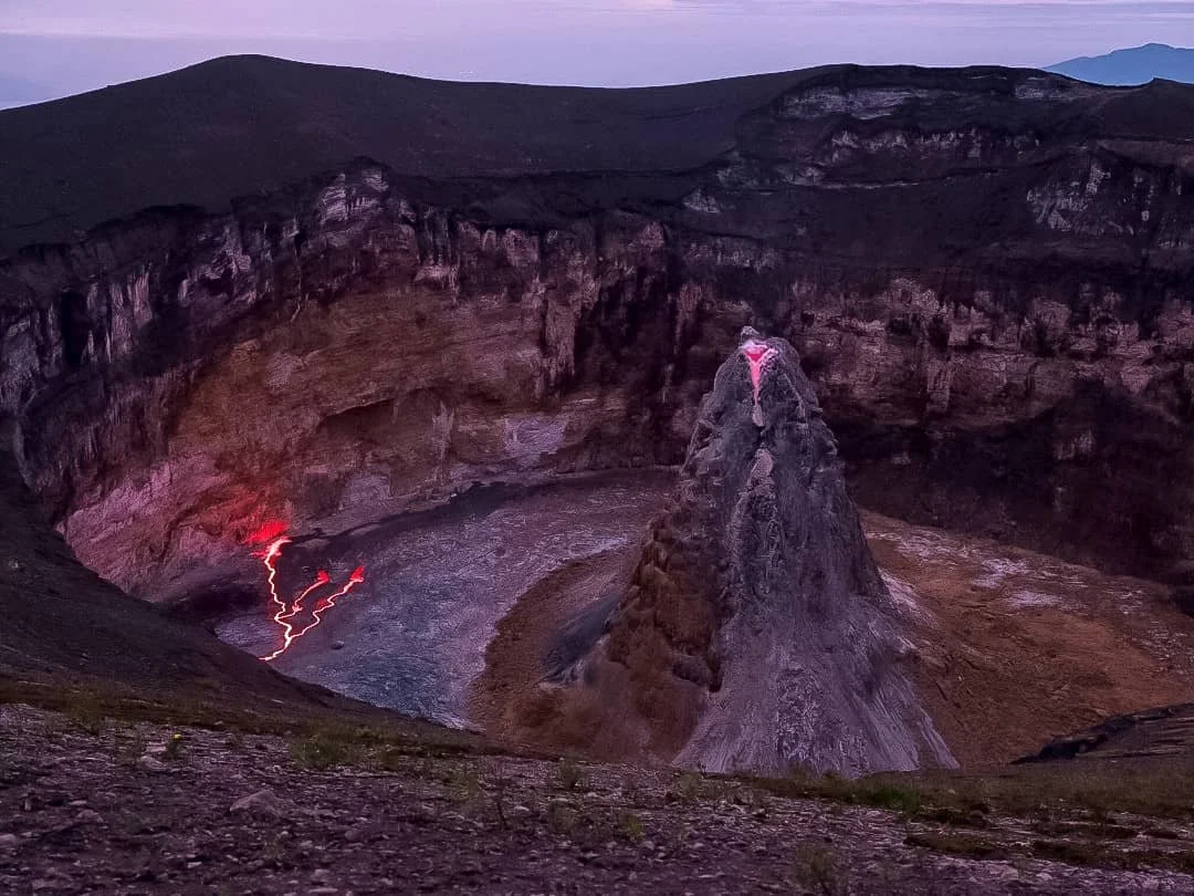 Der Vulkan Ol Doinyo Lengai über dem Lake Natron