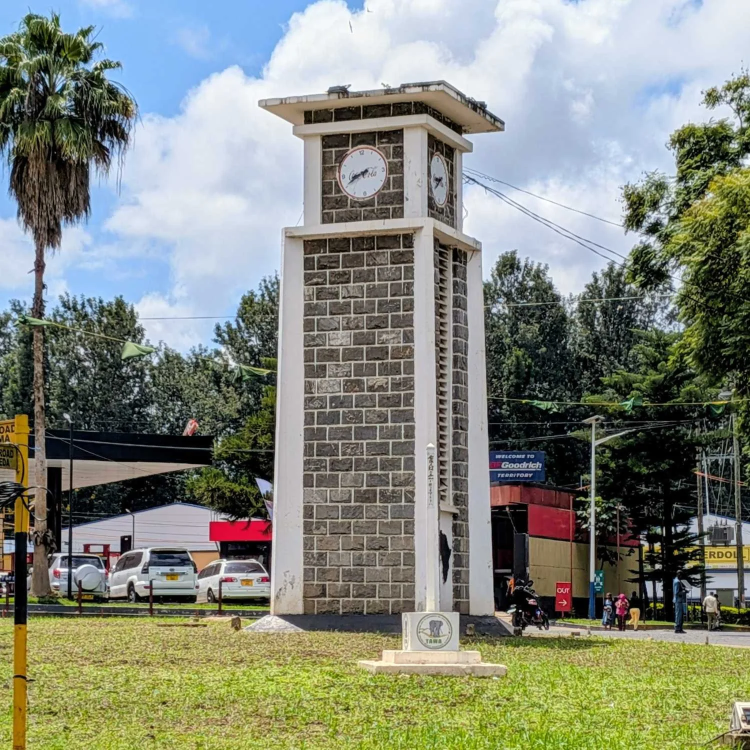 IM Zentrum der Stadt Arusha steht der Clovk Tower