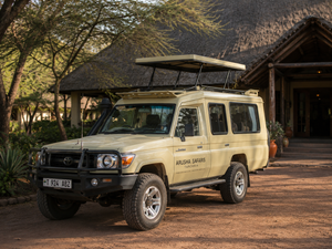 Safari-Jeep von Arusha Safaris vor der Lodge in Arusha