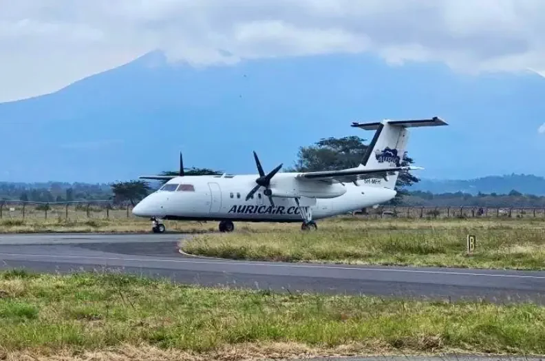 Kleinflugzeug im Landeanflug auf Sansibar