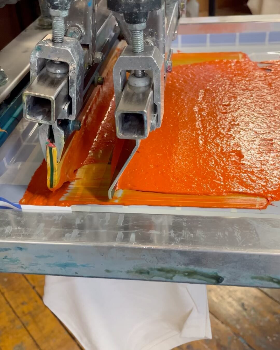 Tasty orange ink going on shirts for @flackfamilyfarm 

#screenprinting #orange #cultureworks #amalgamated #pinestreet #acw #ink #flackfamilyfarm #localbusiness #burlington #vermont