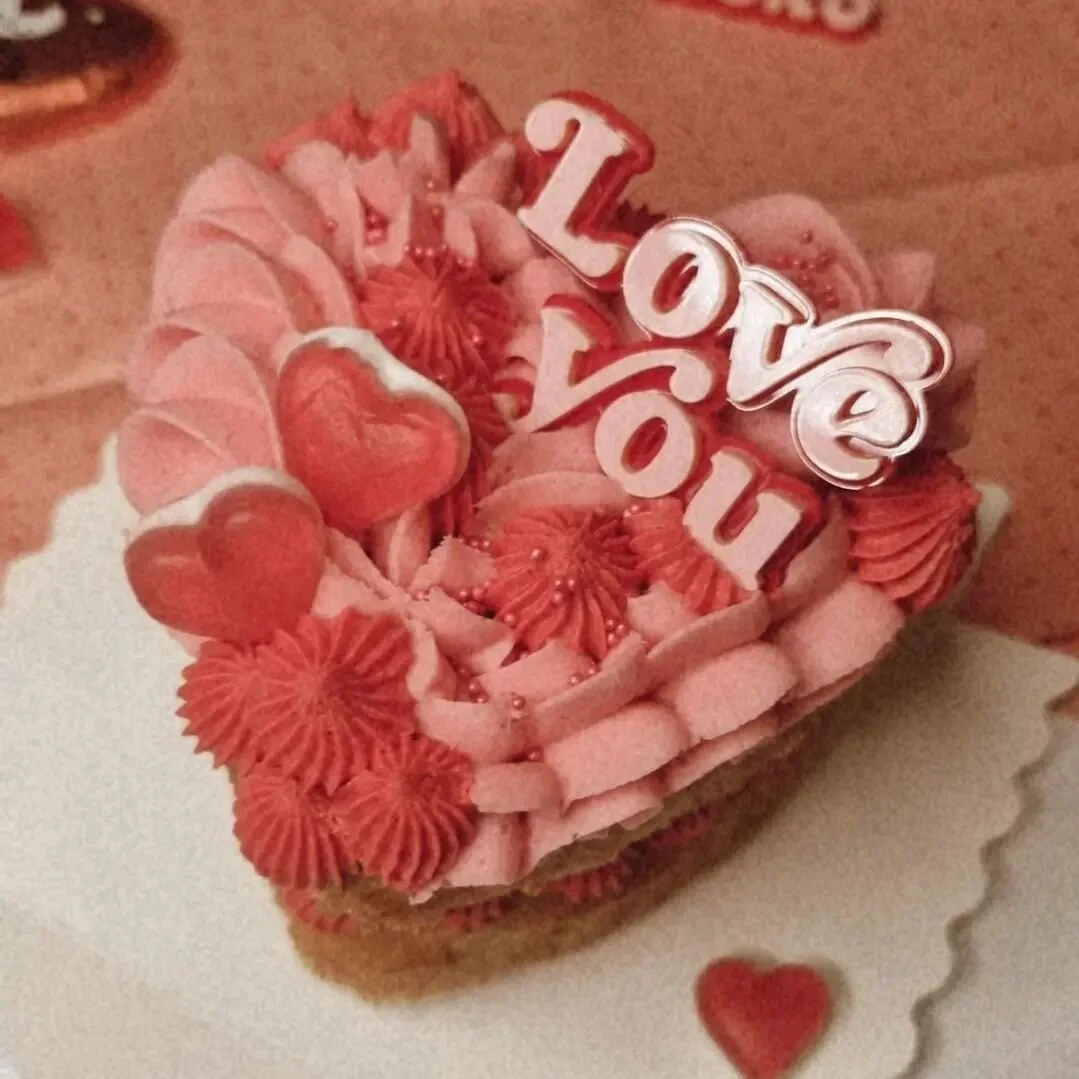 VALENTINES 💖 

✨️ Mini Heart Cake - &pound;18.00 

Choose Vanilla &amp; Strawberry or Chocolate Sponge Mini heart cake decorated with vanilla buttercream and a card 'Love You' topper, heart sweets &amp; sprinkles. Presented with a luxury clear carry