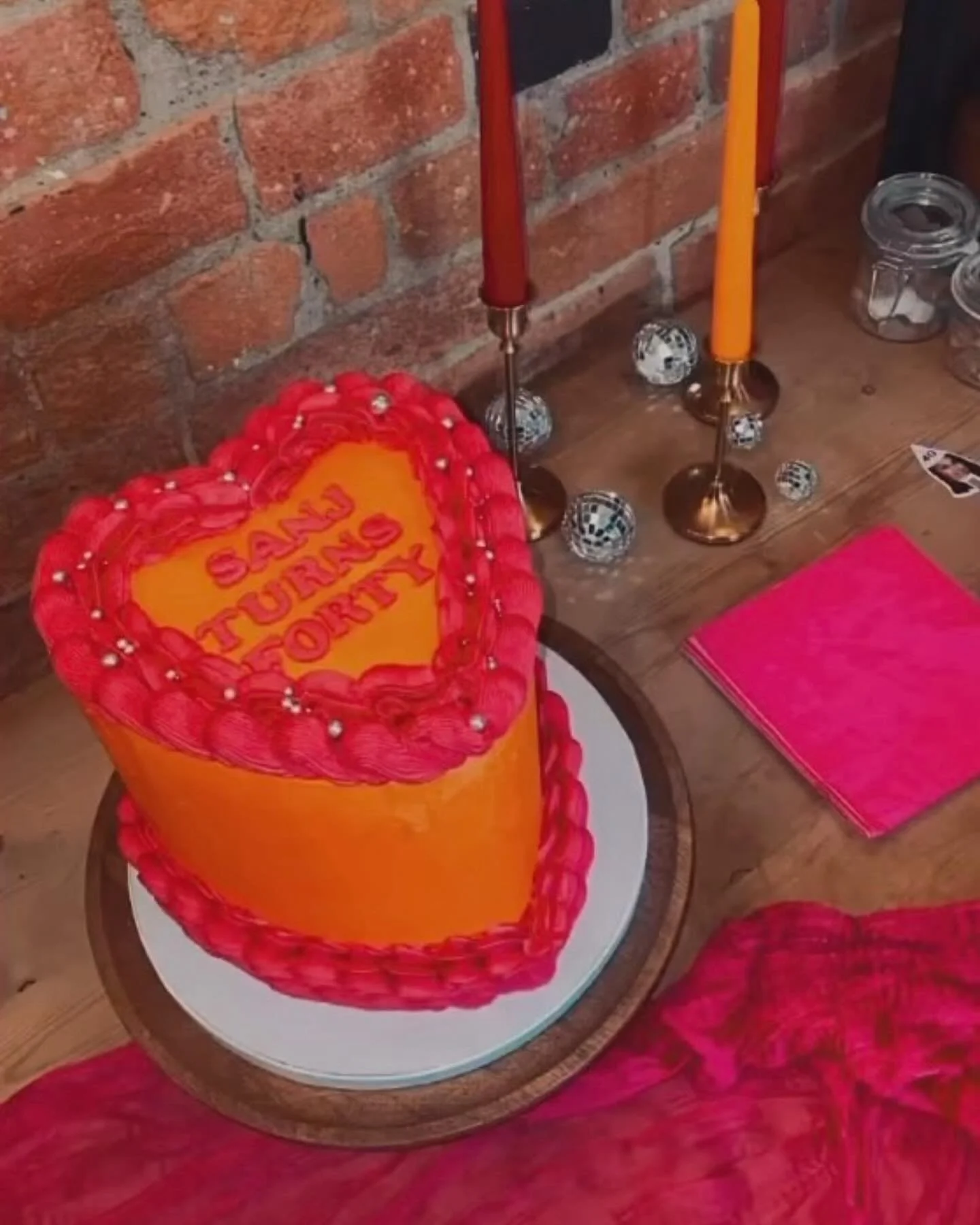 This colour scheme is a vibe 🧡🪩 my lovely client always chooses the BEST party themes!x