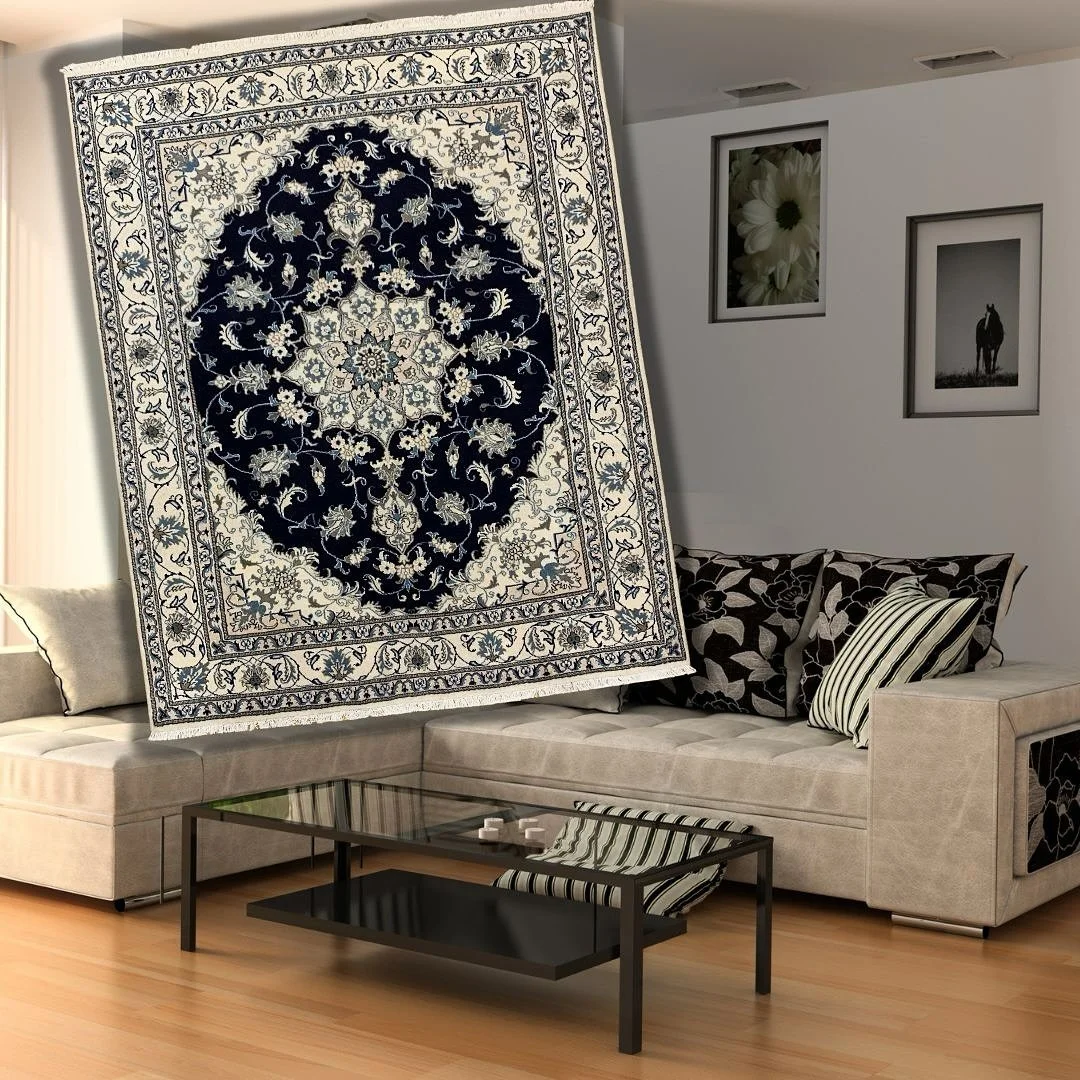 Tapis Na&iuml;n style classique
Design floral
Couleur dominante bleu marine
Nou&eacute; &agrave; la main en laine et soie 

Un passe partout qui se mari ais&eacute;ment avec tout les styles et tout les colories des autres &eacute;l&eacute;ments de d&
