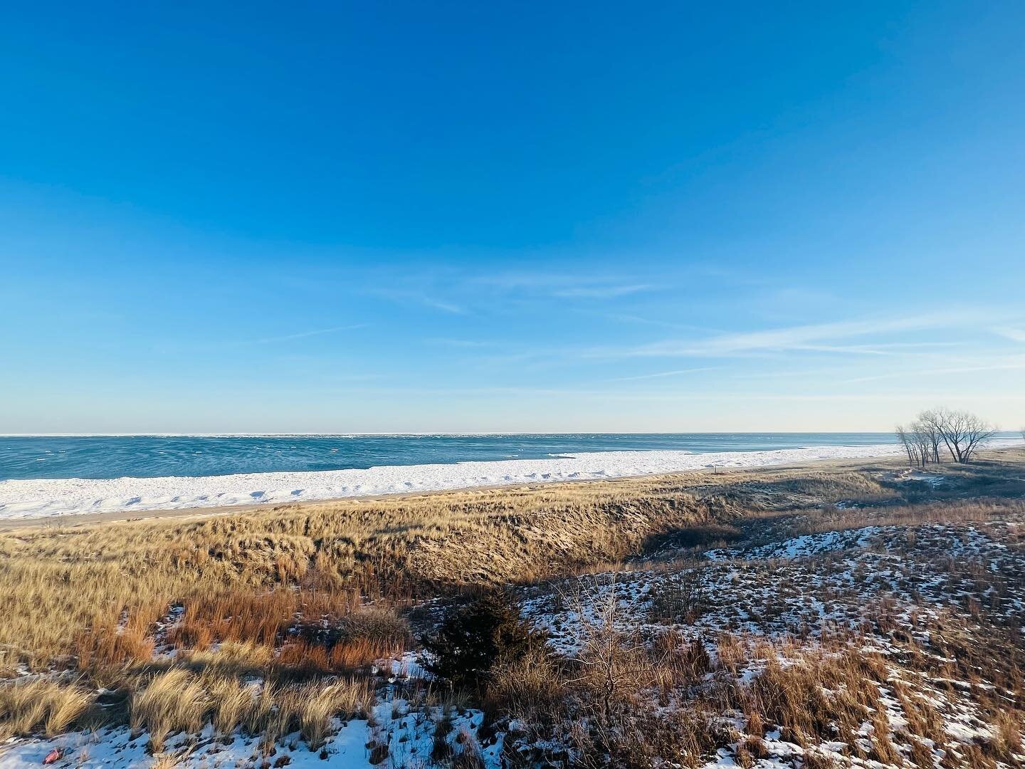 Stunning shelf ice is back! Stay off tho, it&rsquo;s hollow! ❄️❄️❄️ . 
.
.

#garyindiana #reimaginegary #visitmillerbeach #nationalpark #nationalparks #findyourpark #nps #midwestmoment #myindiana #nature #myindiana #indianadunes  #lakemichigan #india